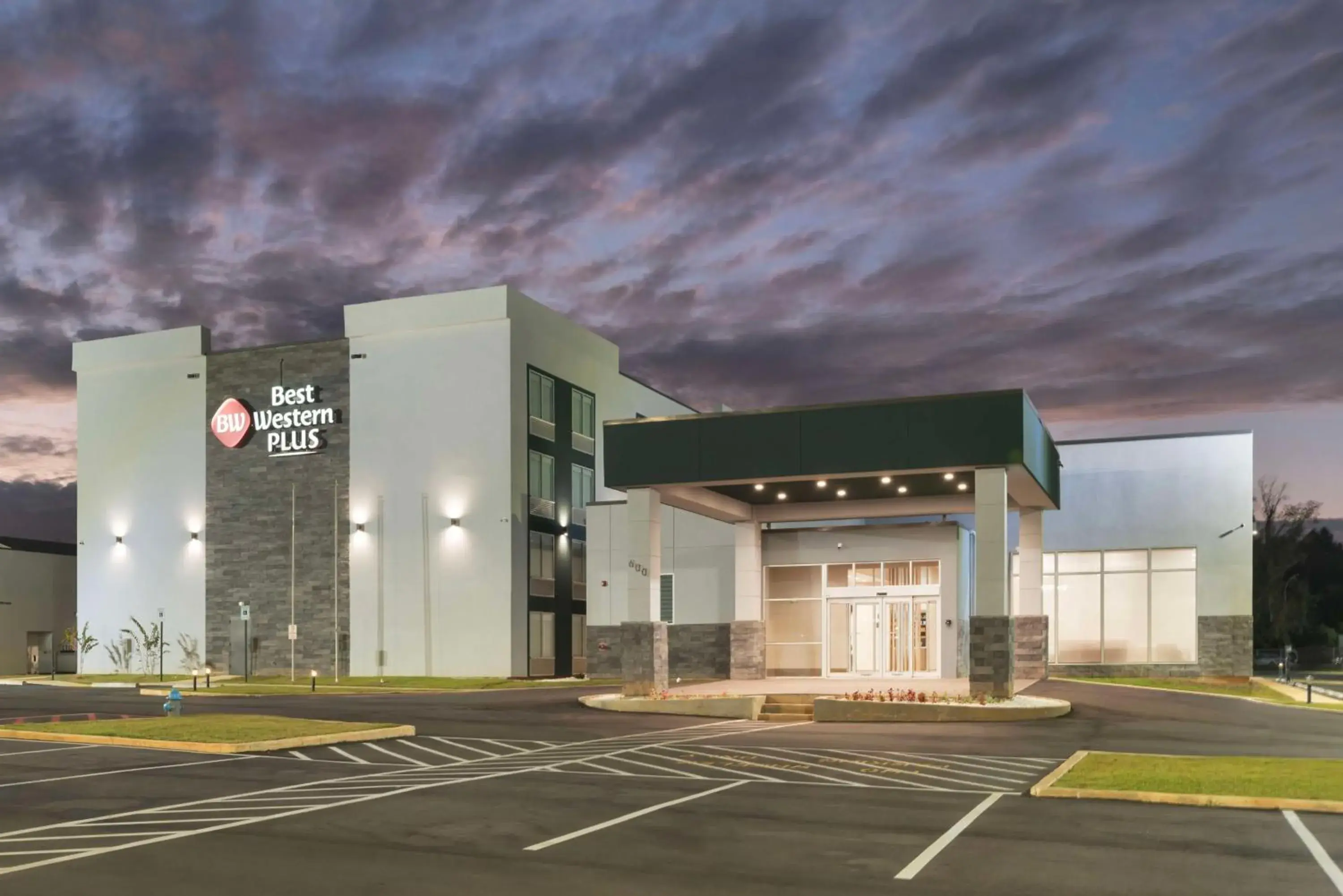 Property building in Best Western Plus Mobile Inn and Suites Property building in Best Western Plus Mobile Inn and Suites