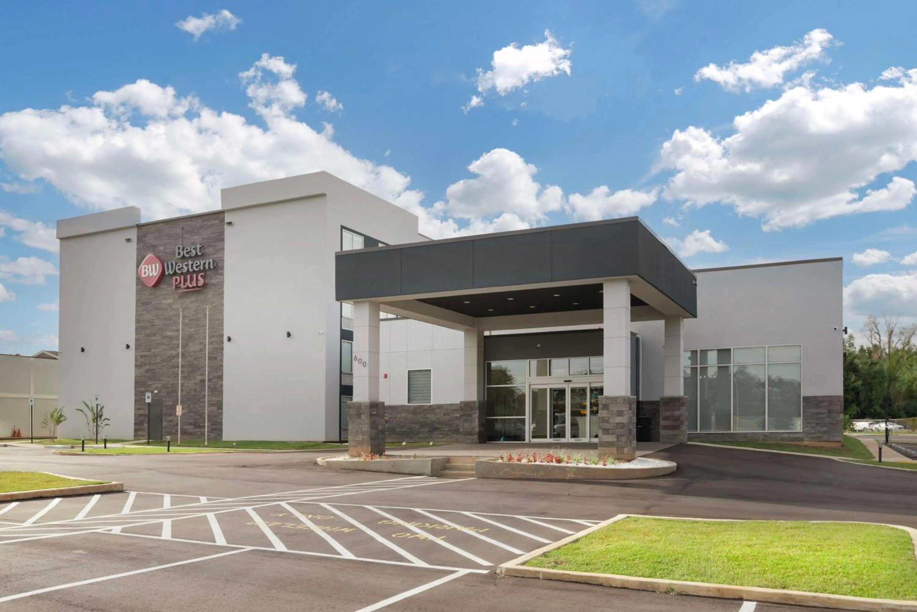 Property building in Best Western Plus Mobile Inn and Suites