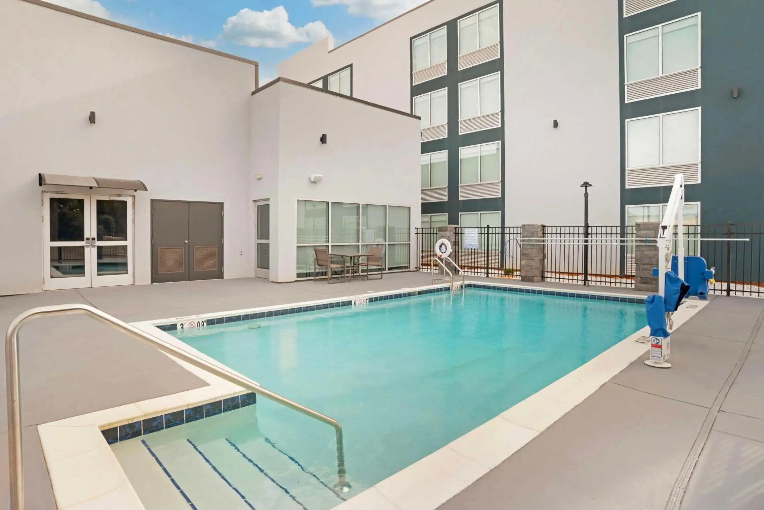 Pool view in Best Western Plus Mobile Inn and Suites Pool view in Best Western Plus Mobile Inn and Suites