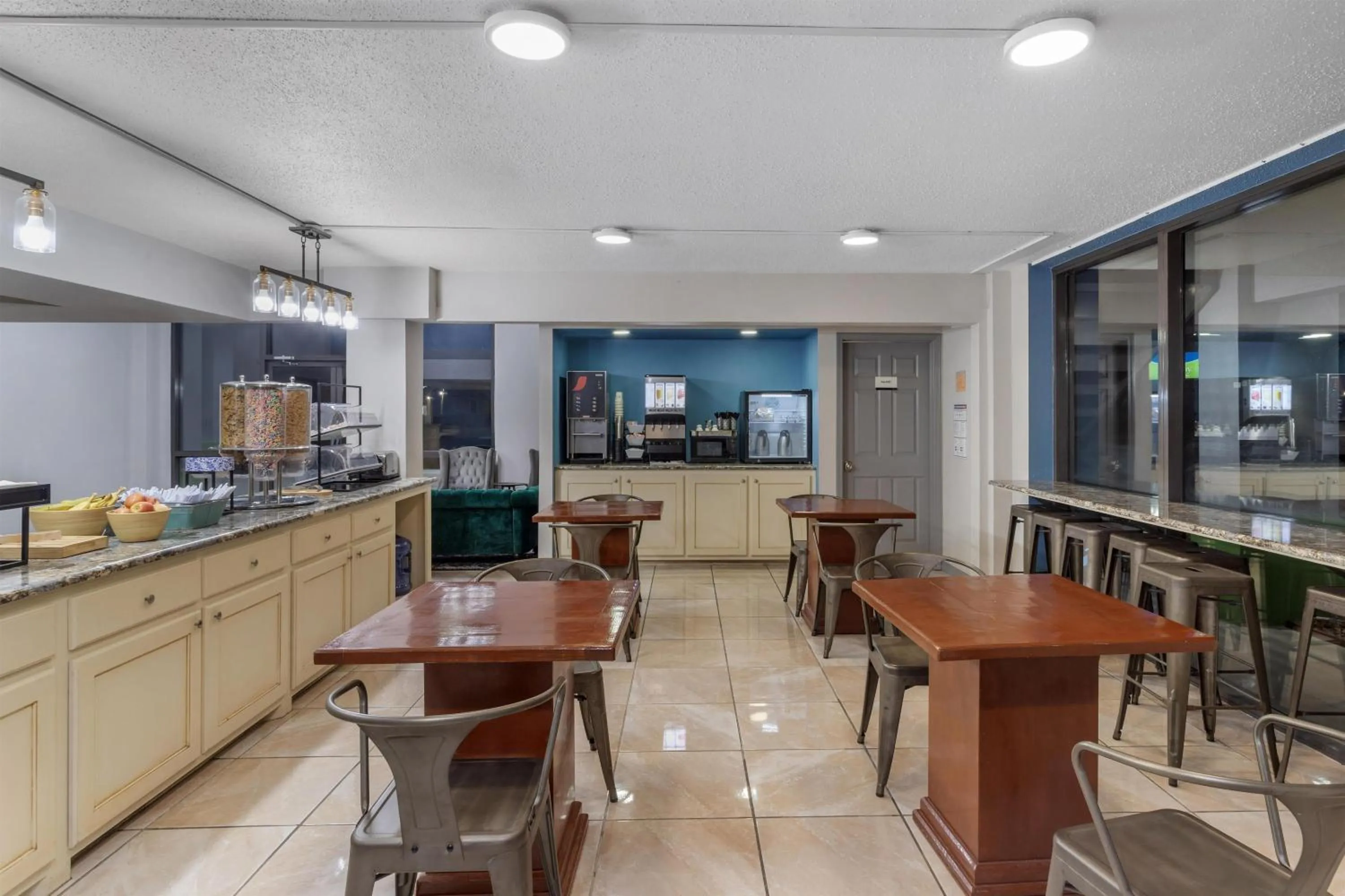 Breakfast in SureStay Studio by Best Western Victoria