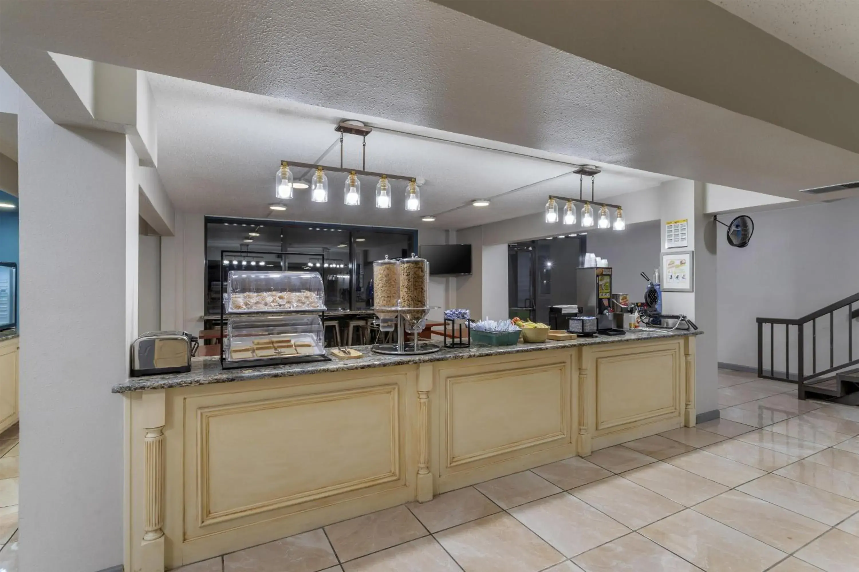 Breakfast in SureStay Studio by Best Western Victoria Breakfast in SureStay Studio by Best Western Victoria