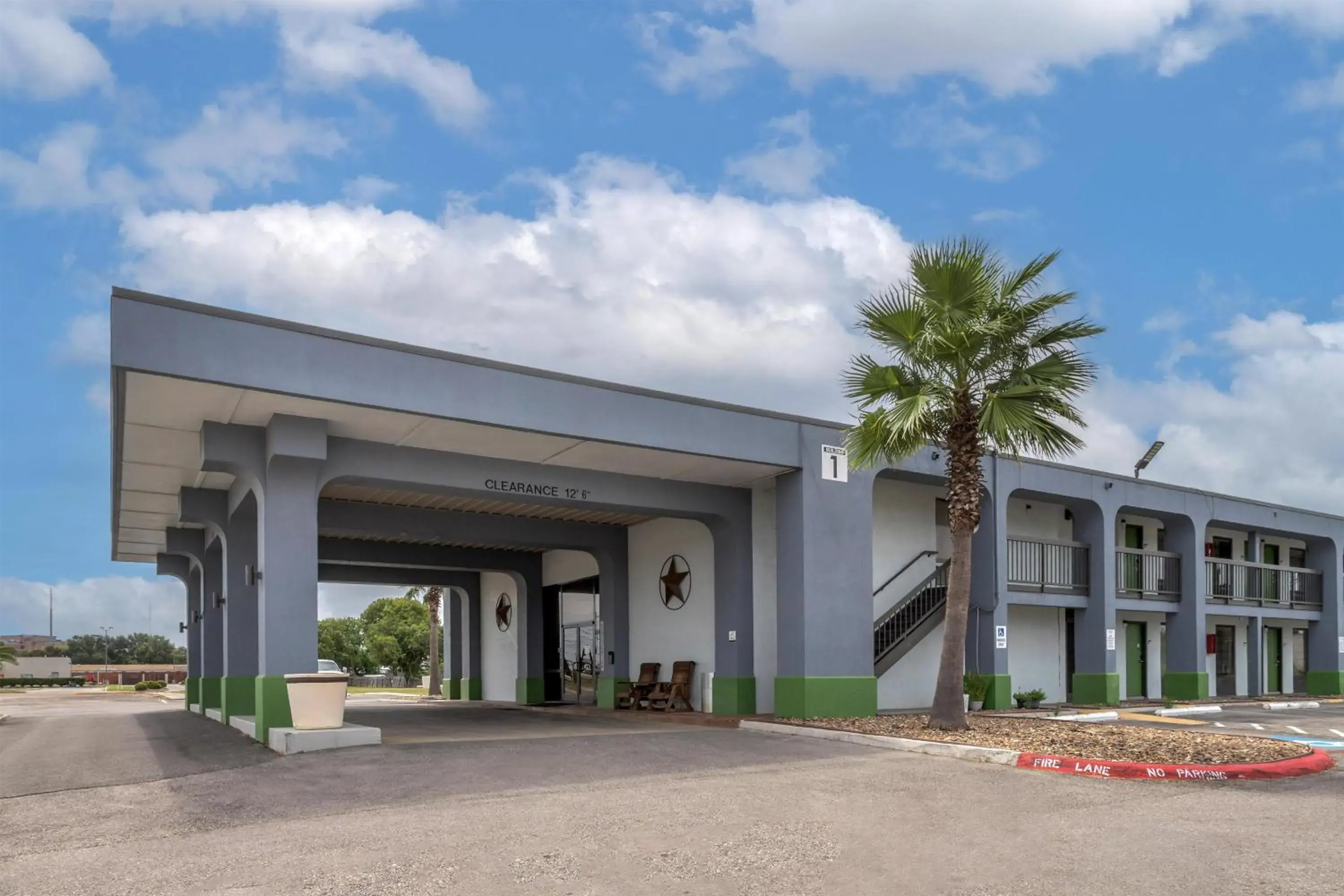 Property building in SureStay Studio by Best Western Victoria Property building in SureStay Studio by Best Western Victoria