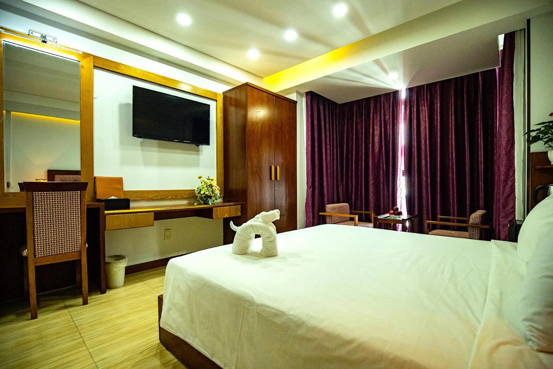 Photo of the whole room, Bed in Happy Light Central Nha Trang