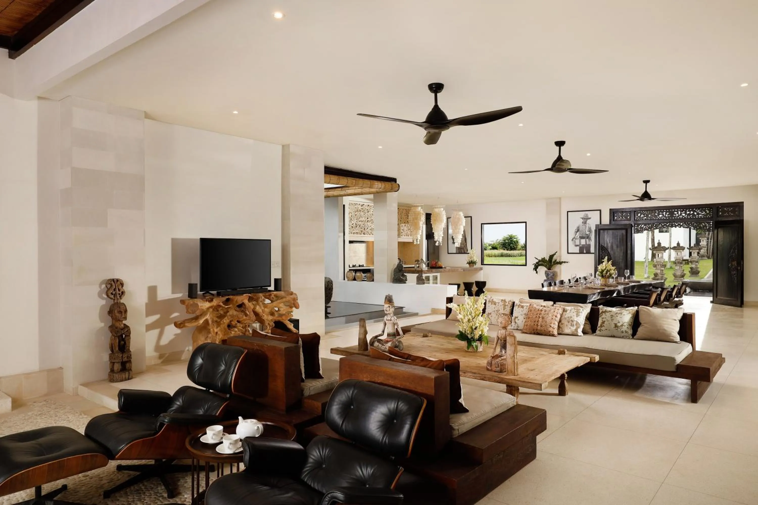 Communal lounge/ TV room in Black Beach Villa - Absolute Beachfront Escape