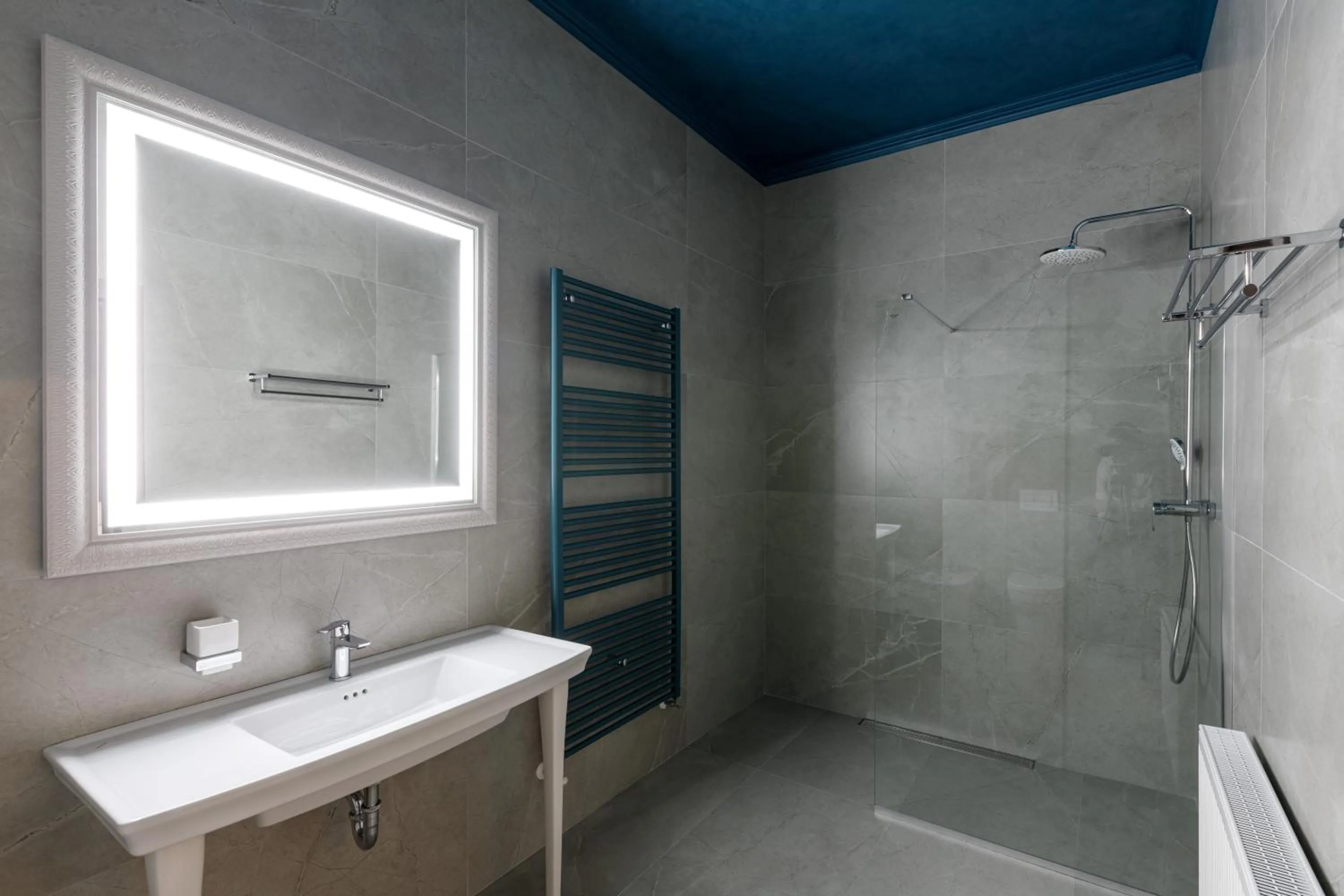 Shower in Richmond Hotel