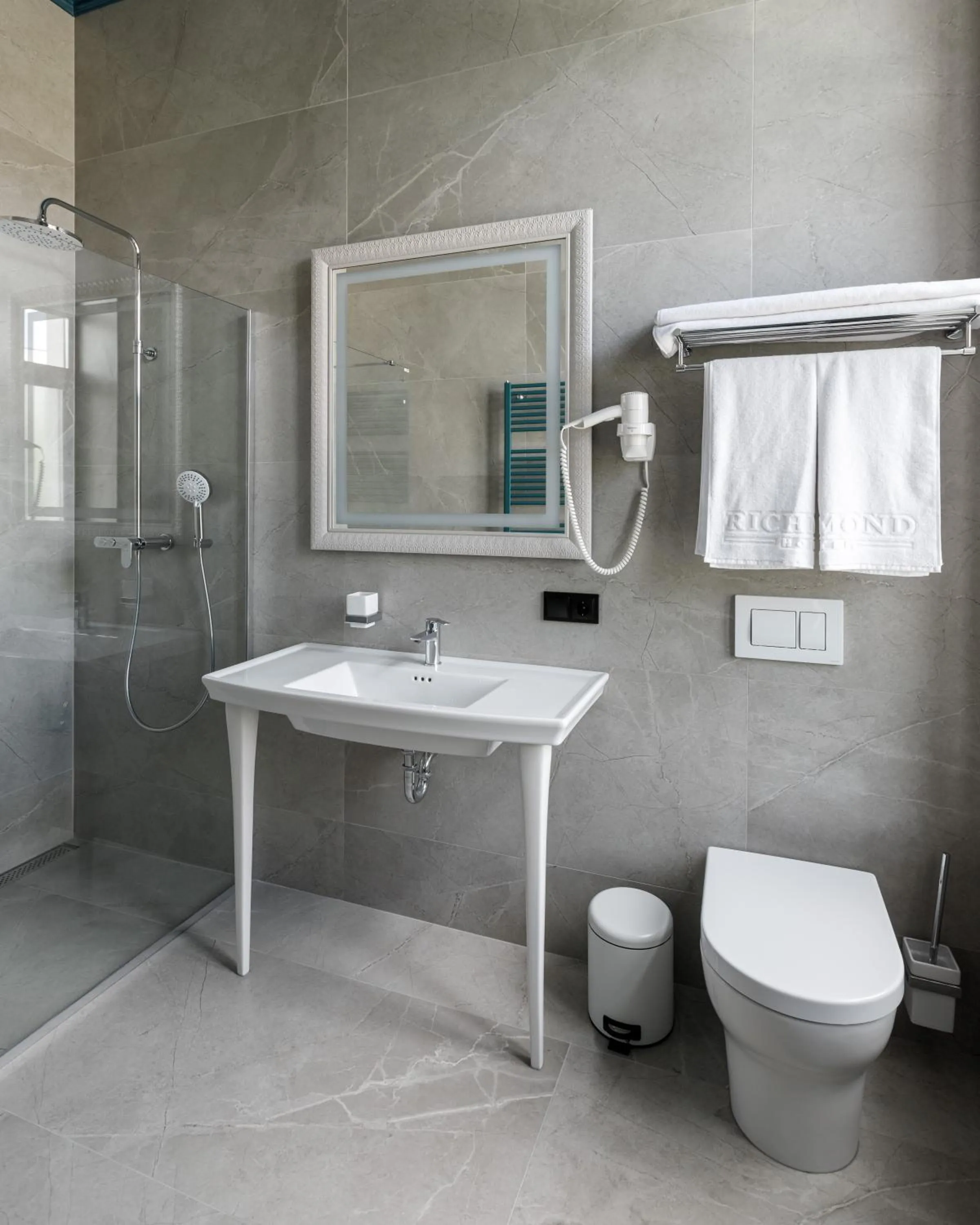 Shower in Richmond Hotel