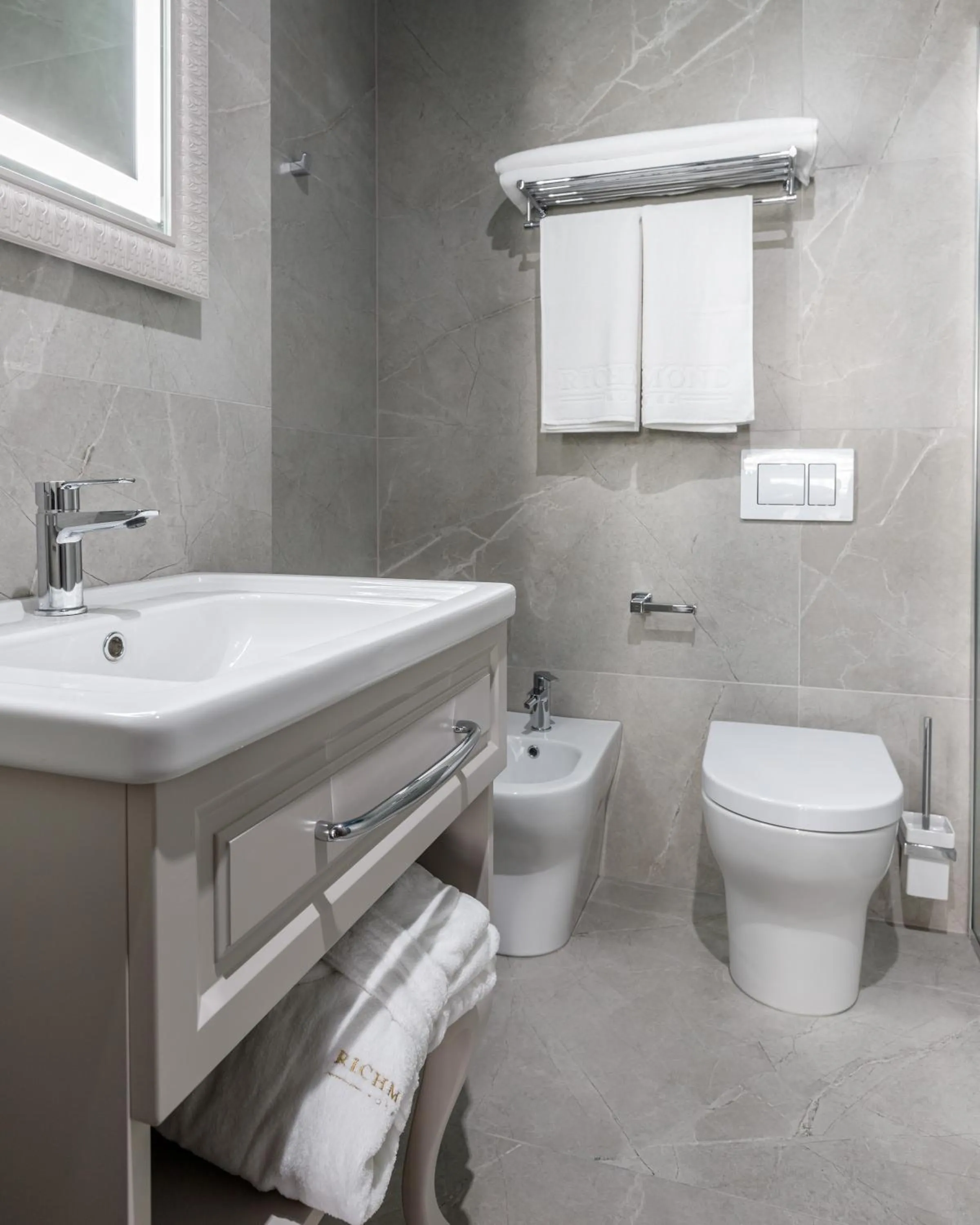 Toilet in Richmond Hotel