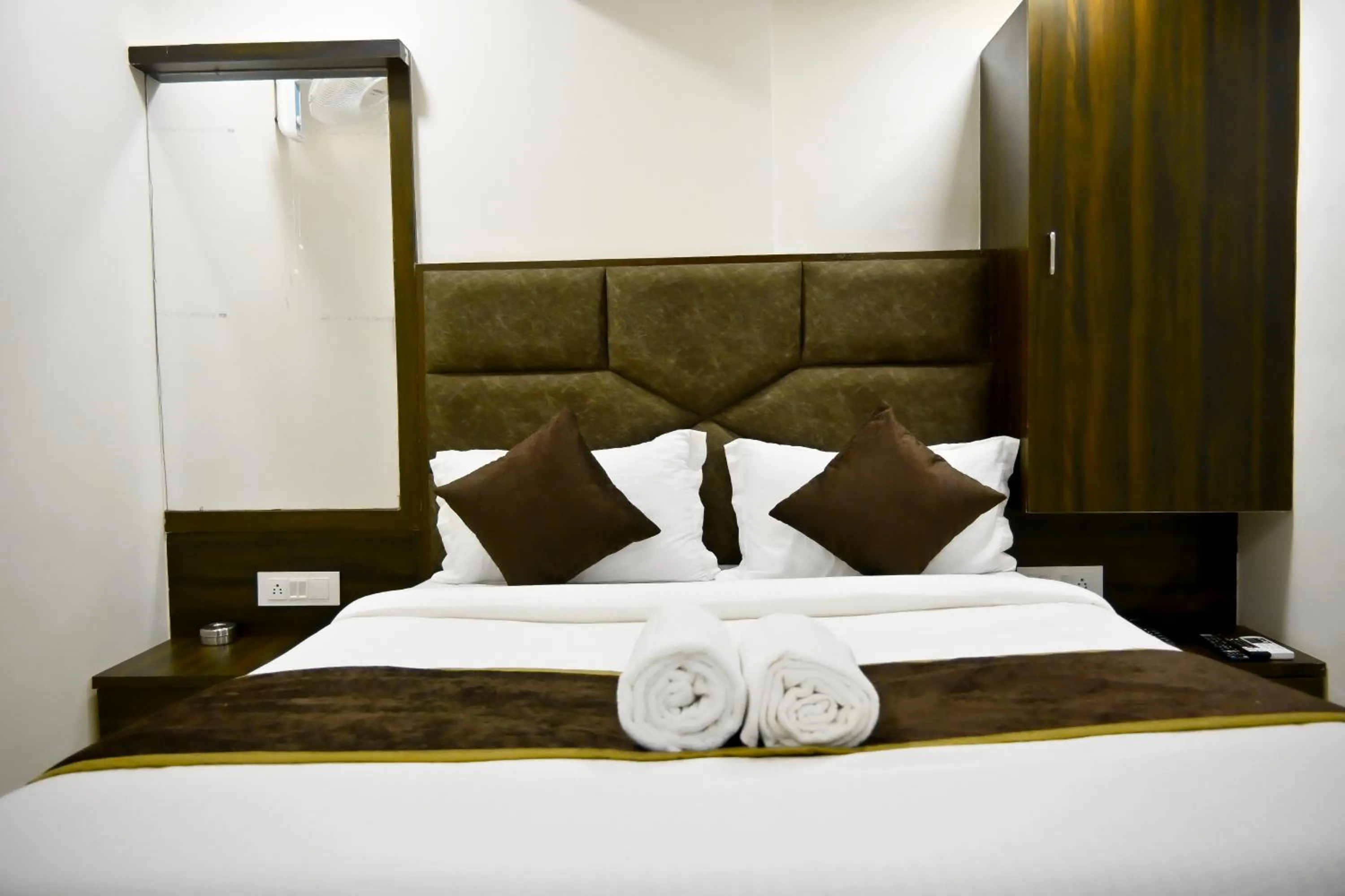 Bed in Hotel Royal Ican Sindhubhavan Road
