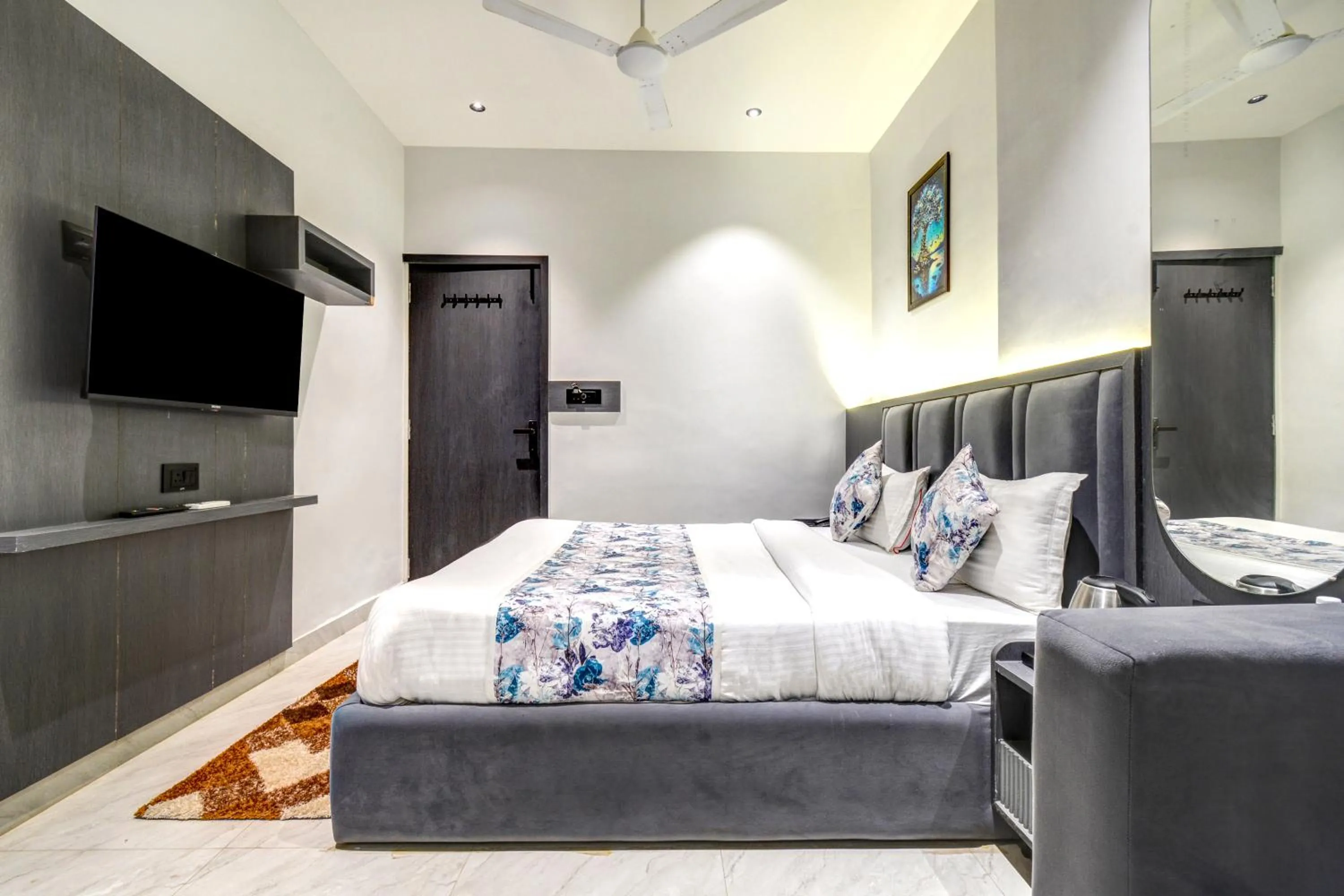 Bedroom, Bed in Hotel Royal Ican Sindhubhavan Road