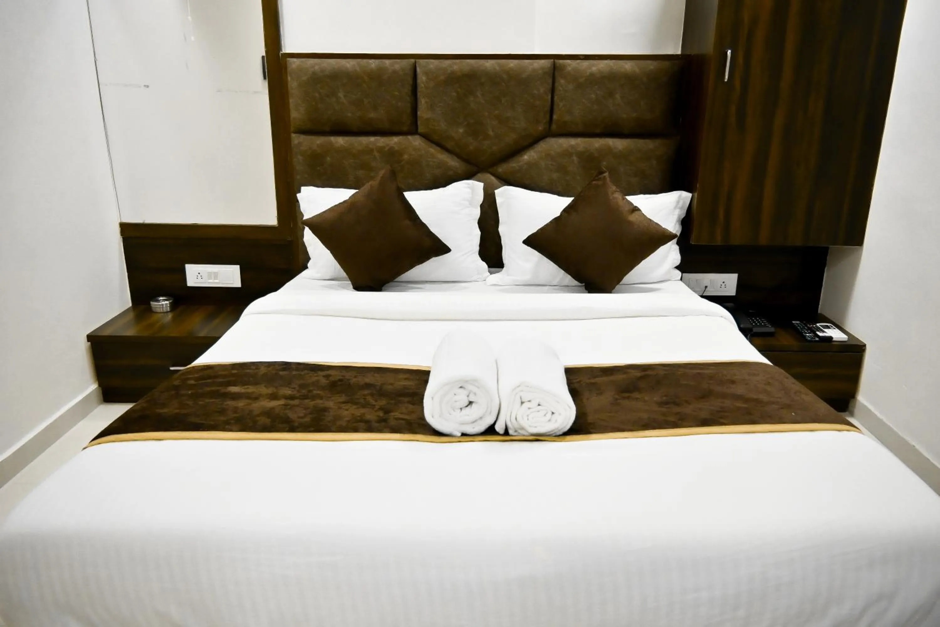 Bed in Hotel Royal Ican Sindhubhavan Road