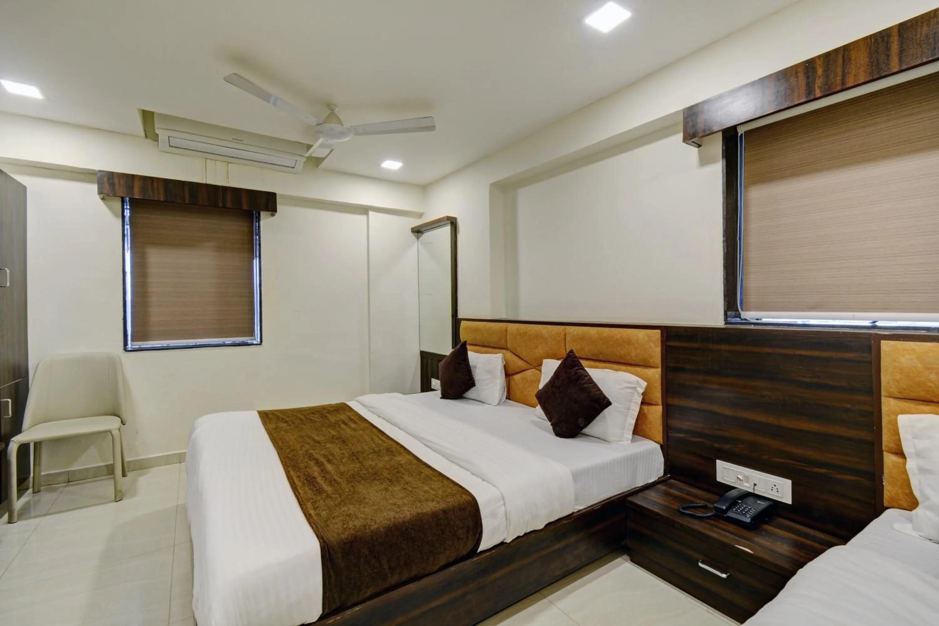 Bed in Hotel Royal Ican Sindhubhavan Road