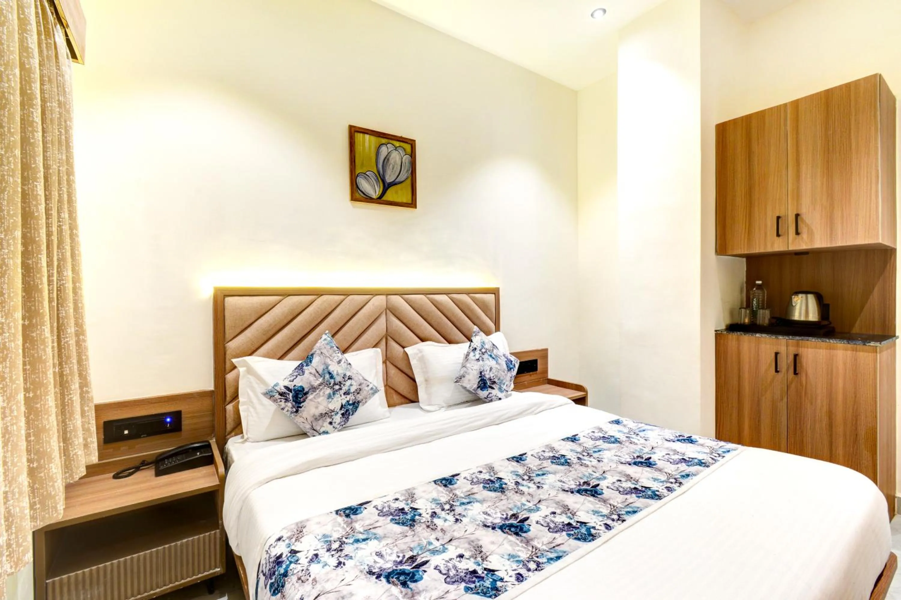 Bed in Hotel Royal Ican Sindhubhavan Road