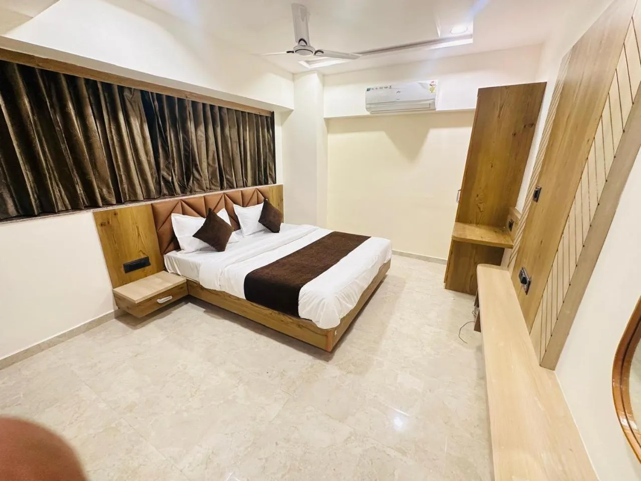 Bedroom, Bed in Hotel Royal Ican Sindhubhavan Road