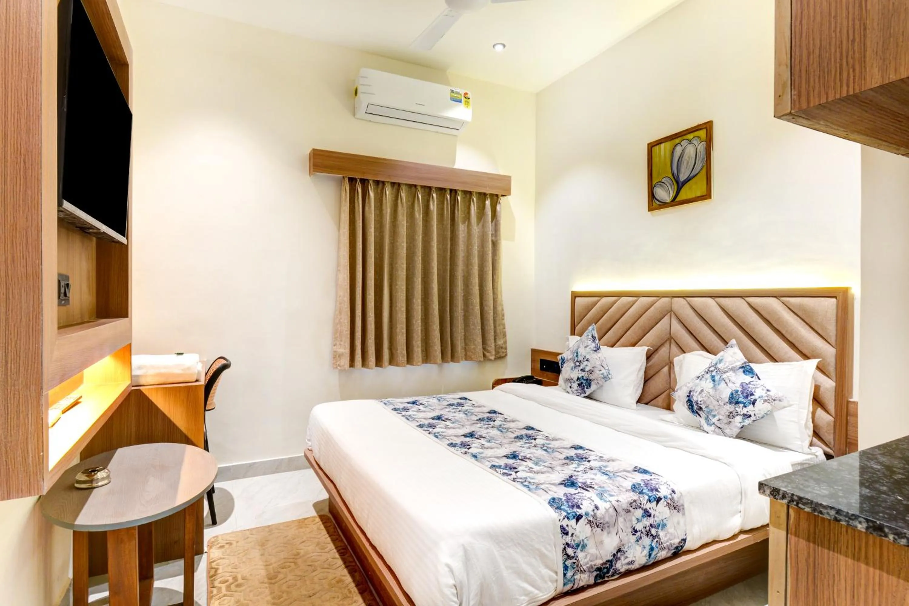 Bed in Hotel Royal Ican Sindhubhavan Road