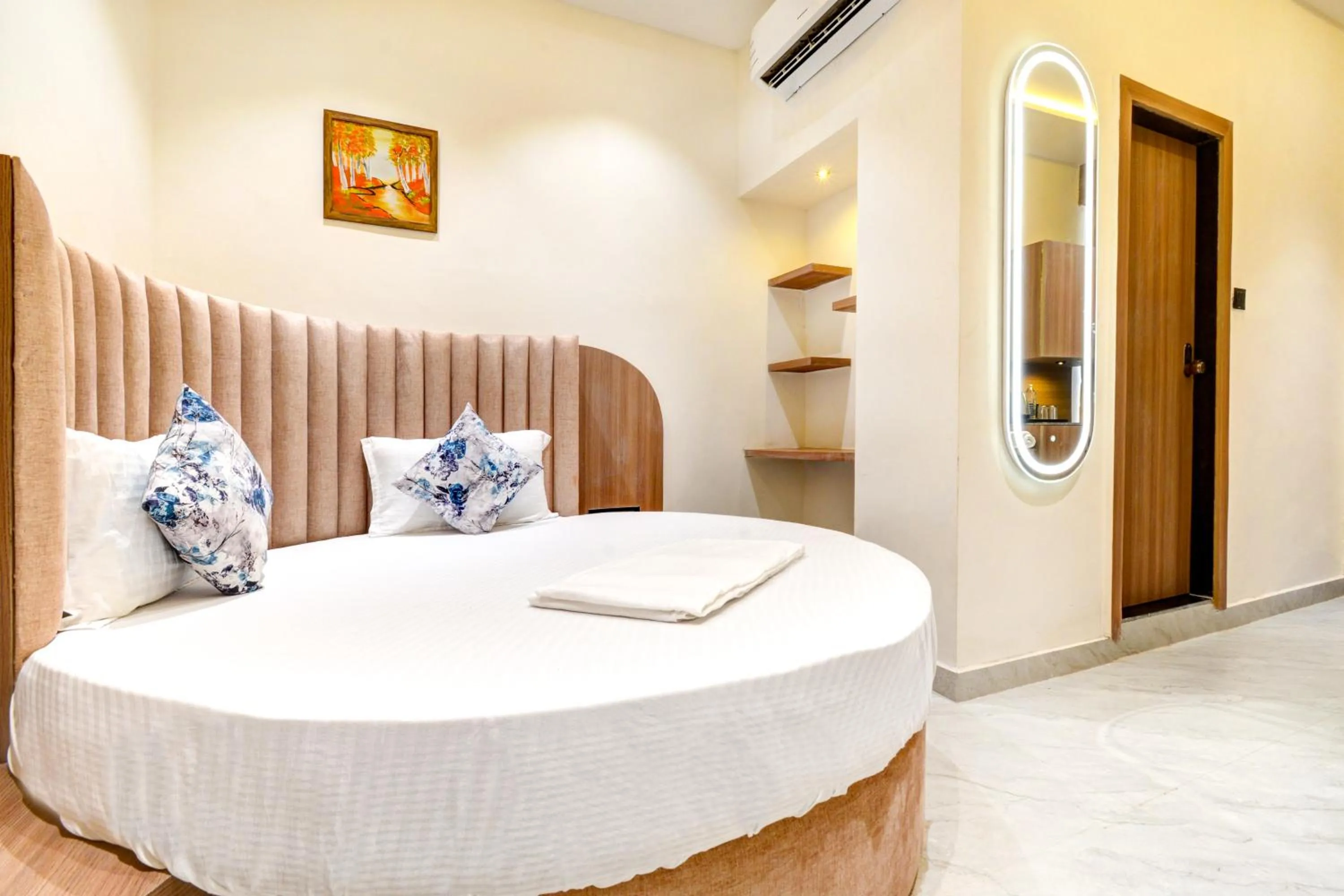 Bed in Hotel Royal Ican Sindhubhavan Road