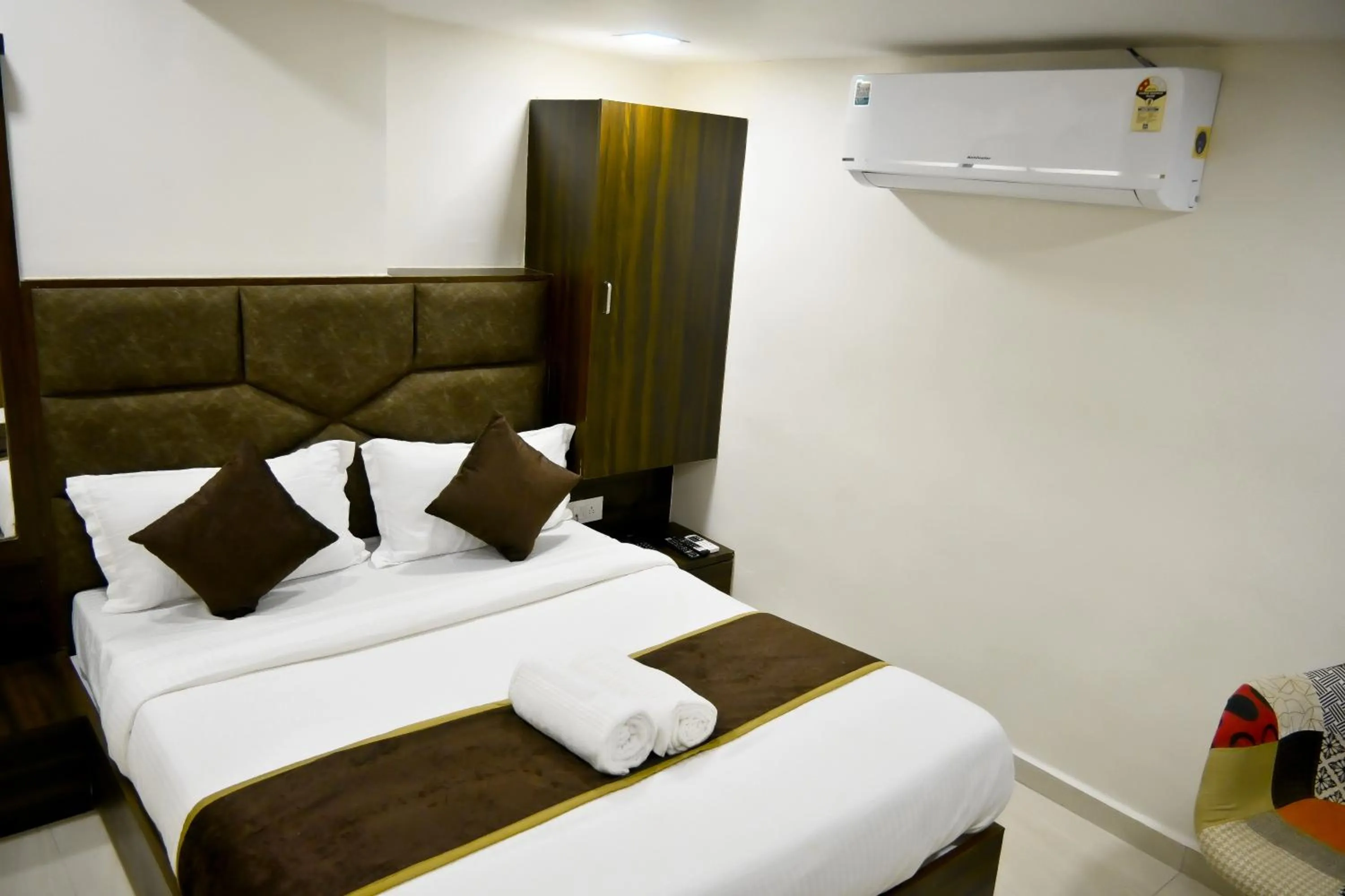 Bed in Hotel Royal Ican Sindhubhavan Road