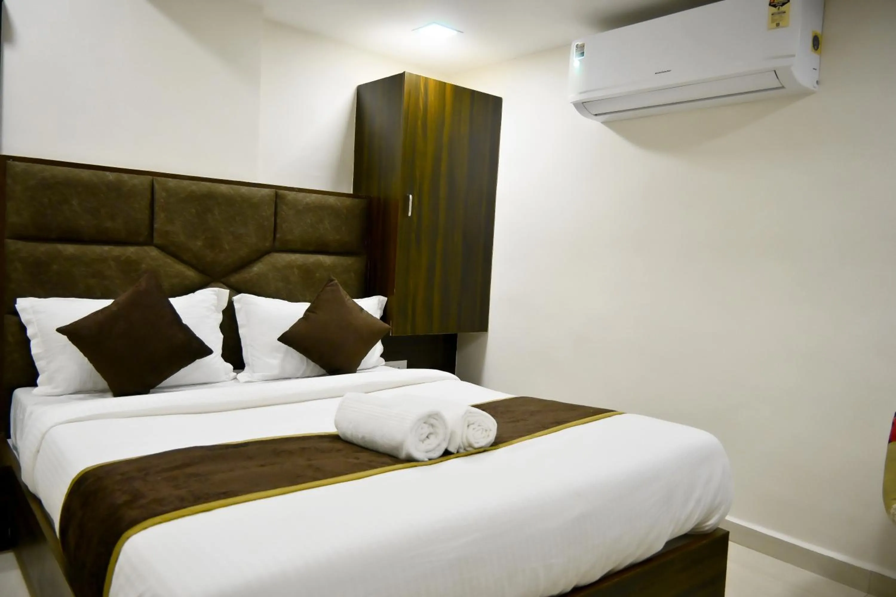 Bed in Hotel Royal Ican Sindhubhavan Road