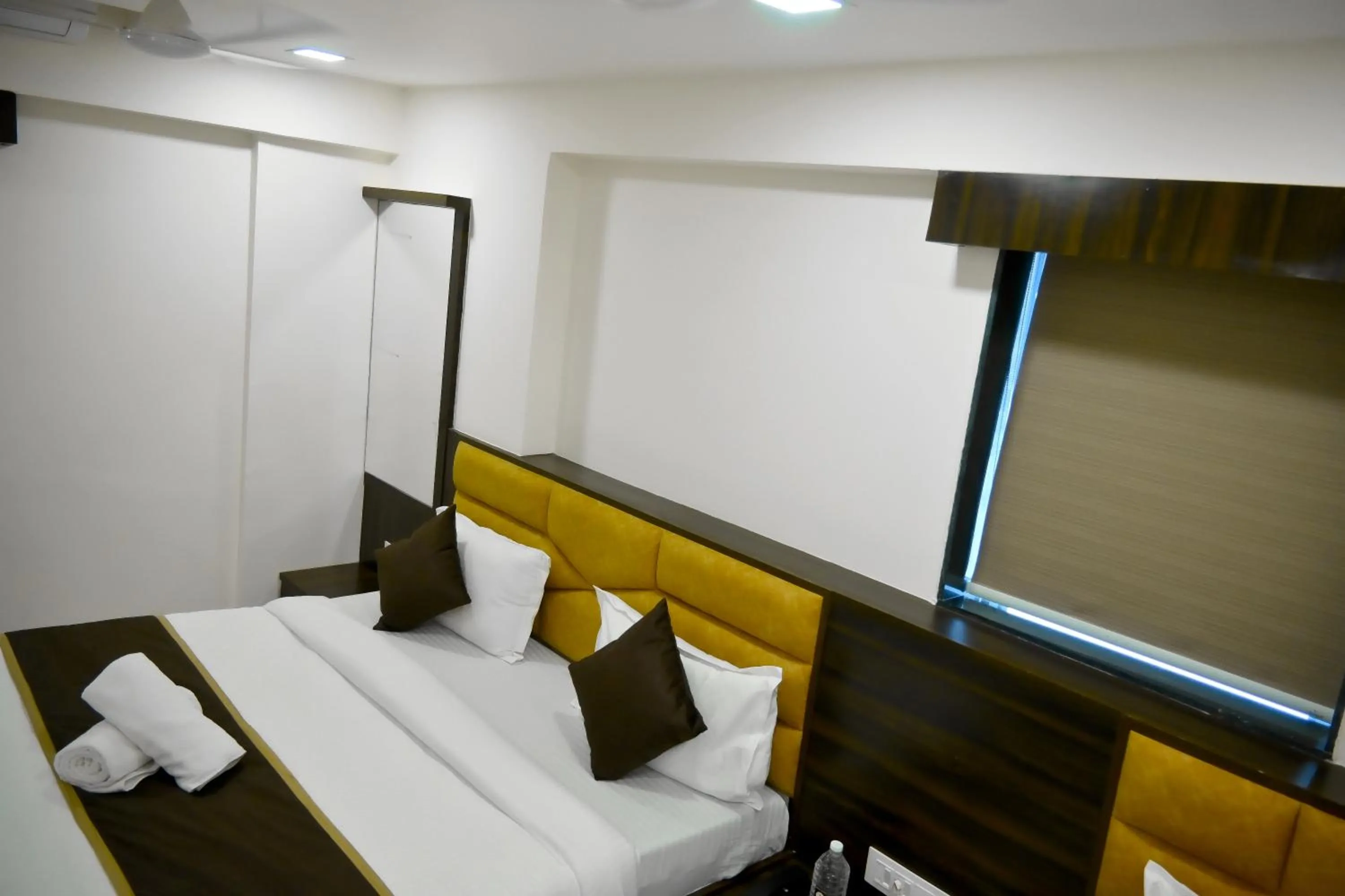 Bed in Hotel Royal Ican Sindhubhavan Road