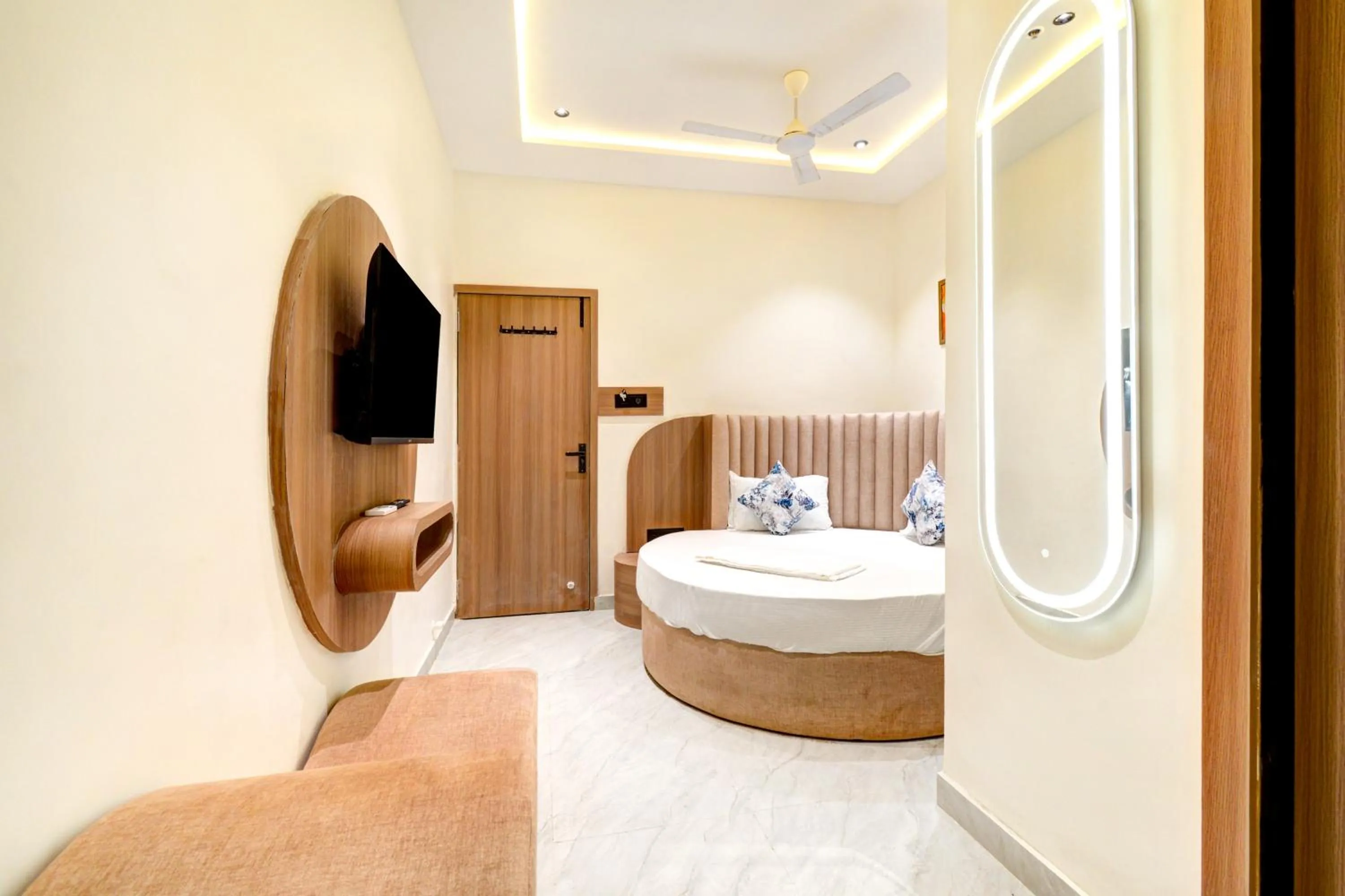 Bed in Hotel Royal Ican Sindhubhavan Road