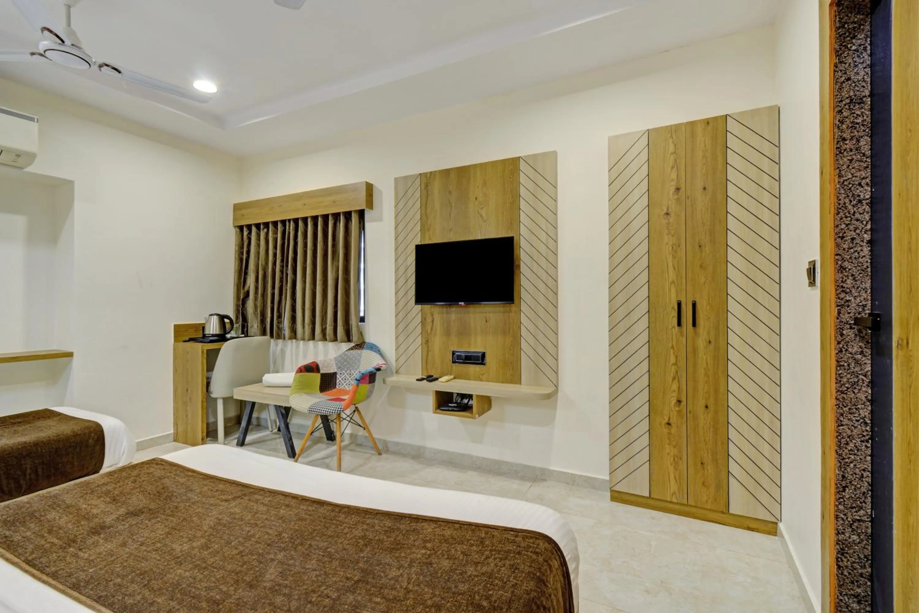 Bed in Hotel Royal Ican Sindhubhavan Road