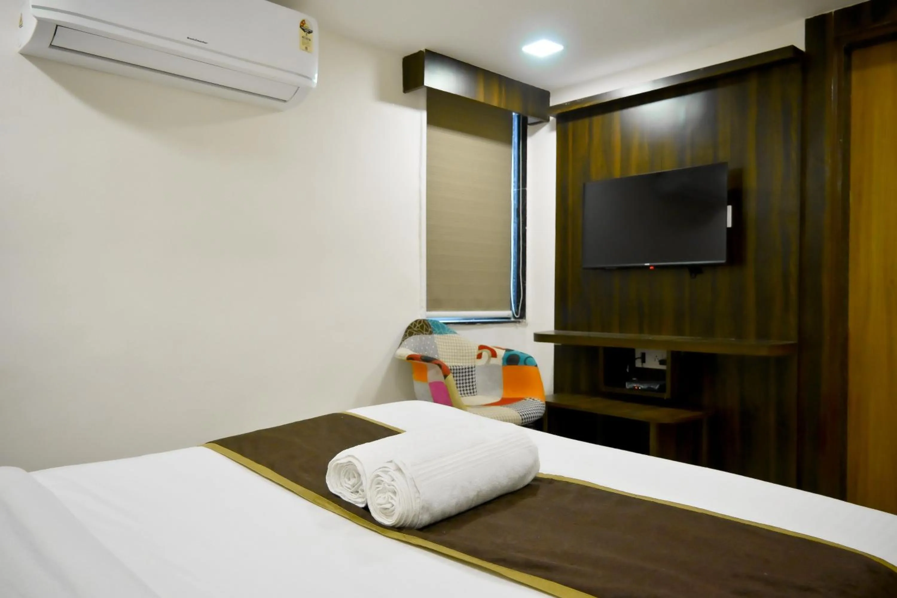 Communal lounge/ TV room, Bed in Hotel Royal Ican Sindhubhavan Road