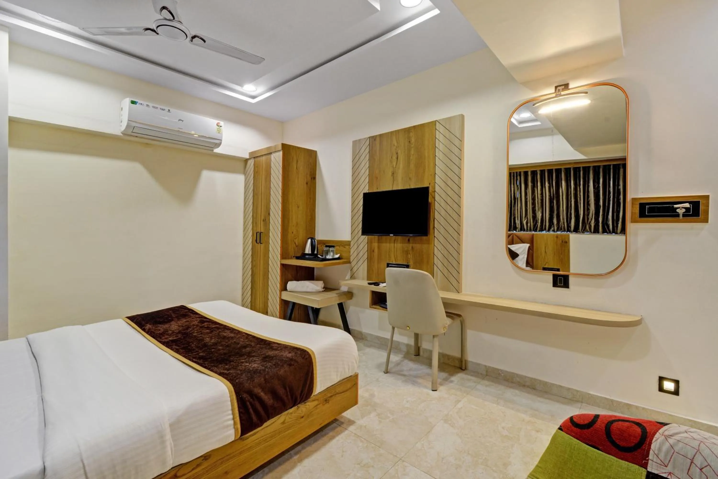 Bed in Hotel Royal Ican Sindhubhavan Road