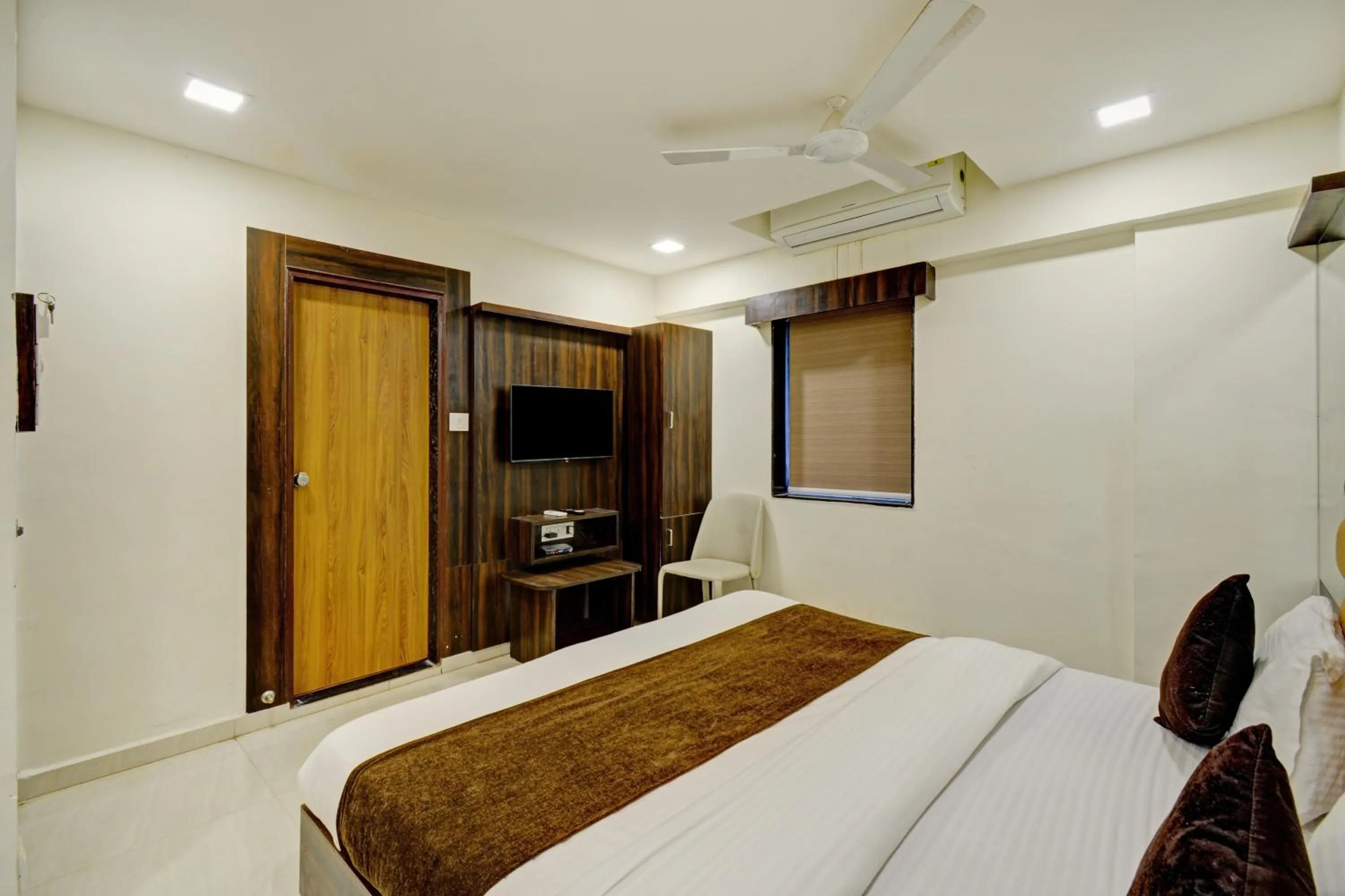 Bed in Hotel Royal Ican Sindhubhavan Road