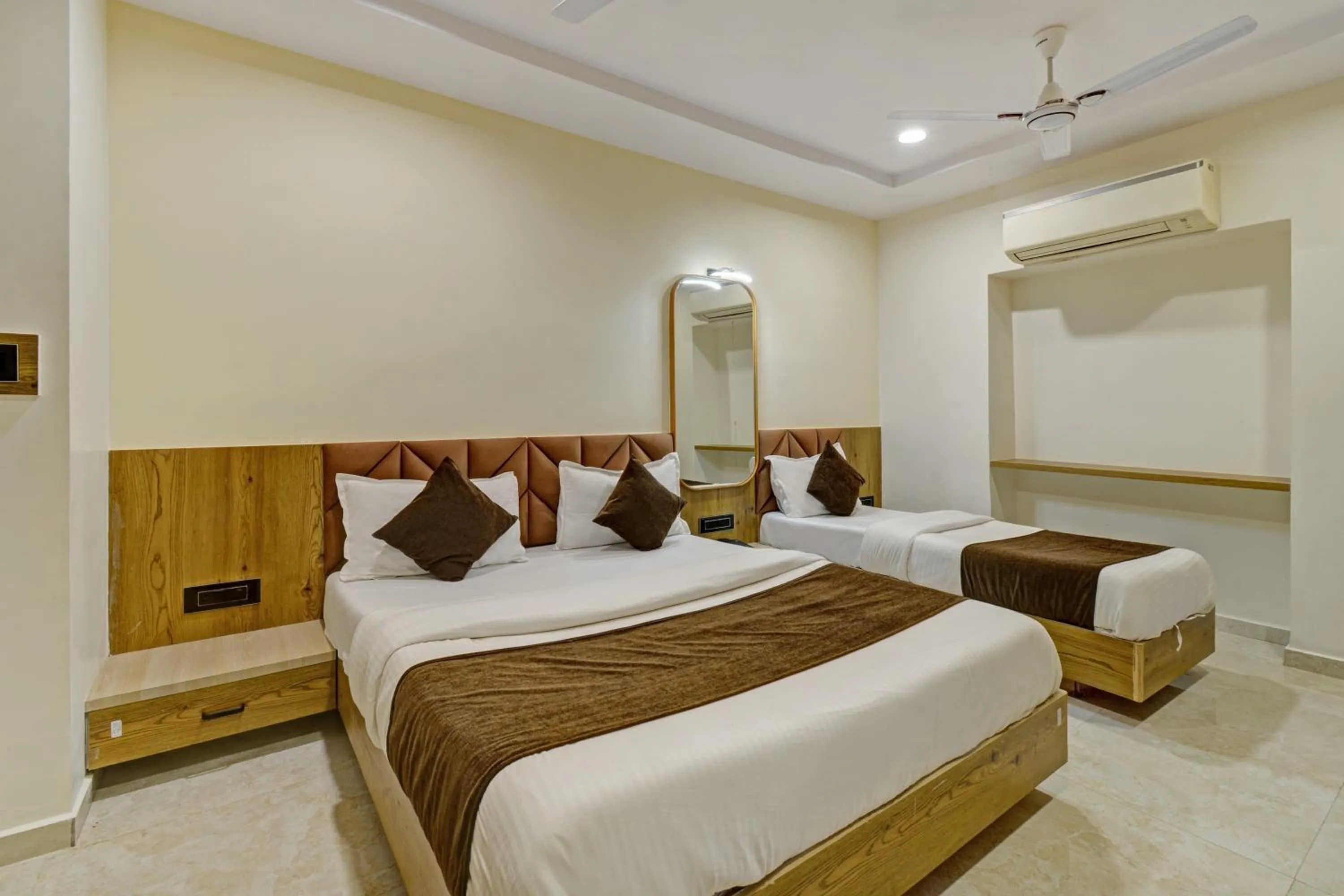 Bed in Hotel Royal Ican Sindhubhavan Road