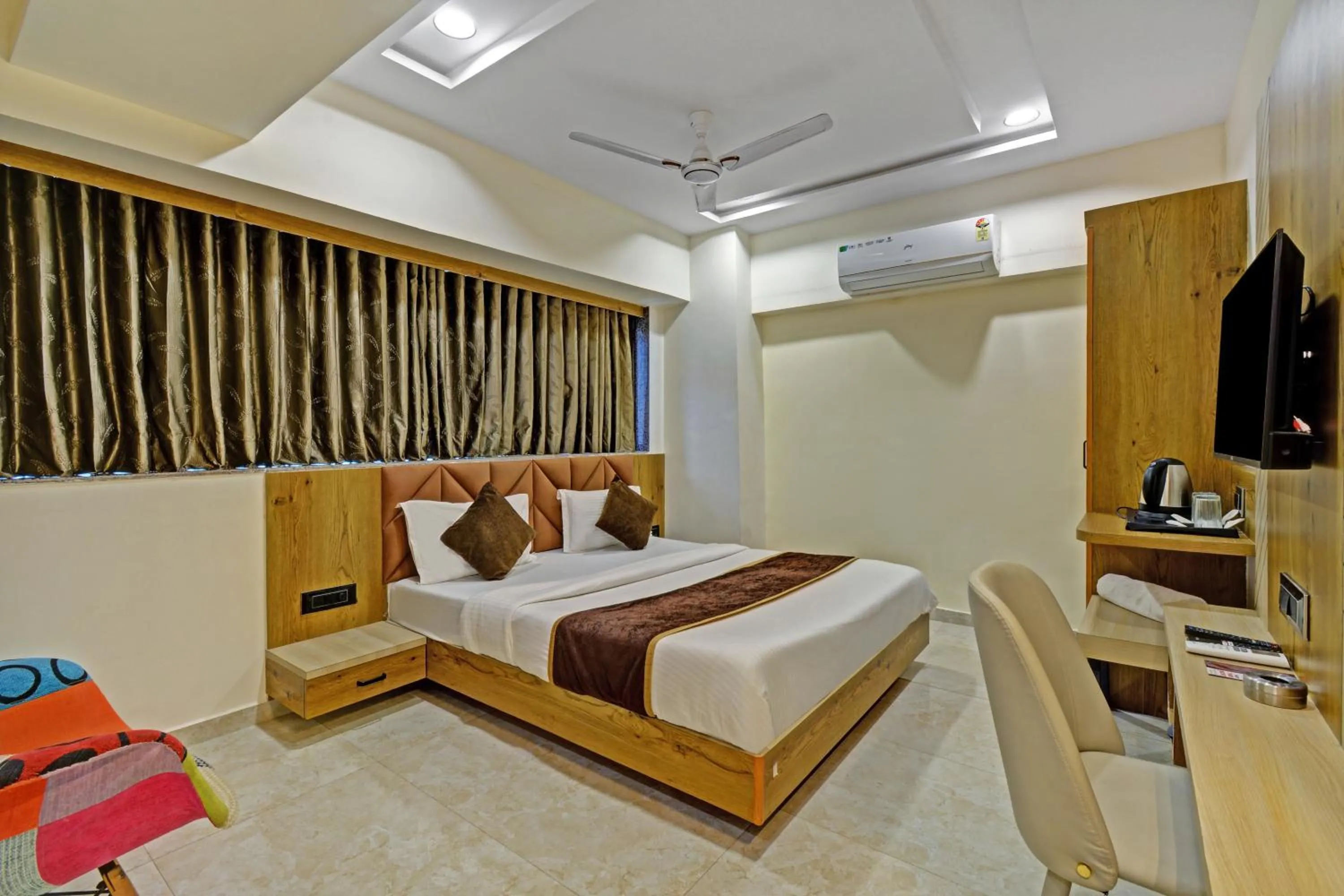 Bedroom, Bed in Hotel Royal Ican Sindhubhavan Road