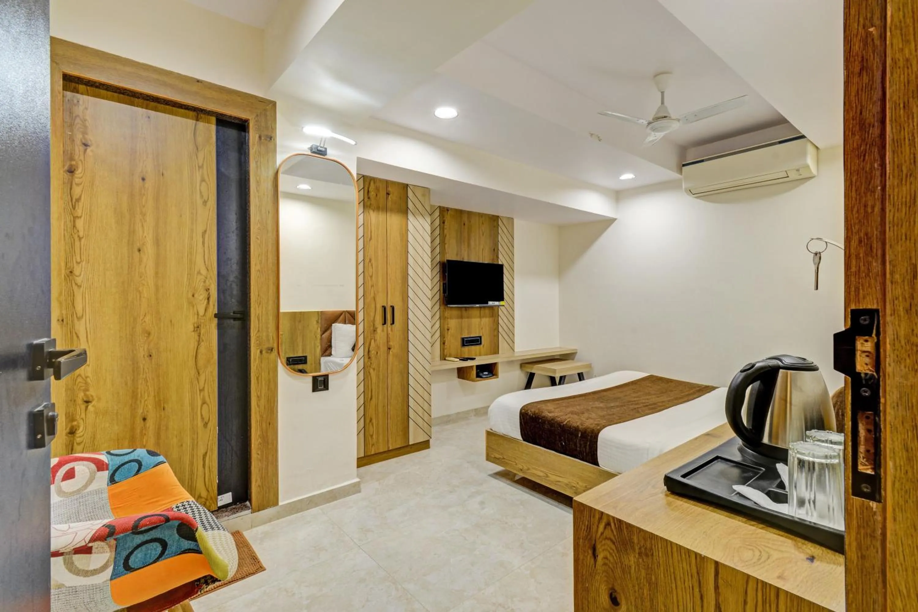 Seating area, Bed in Hotel Royal Ican Sindhubhavan Road