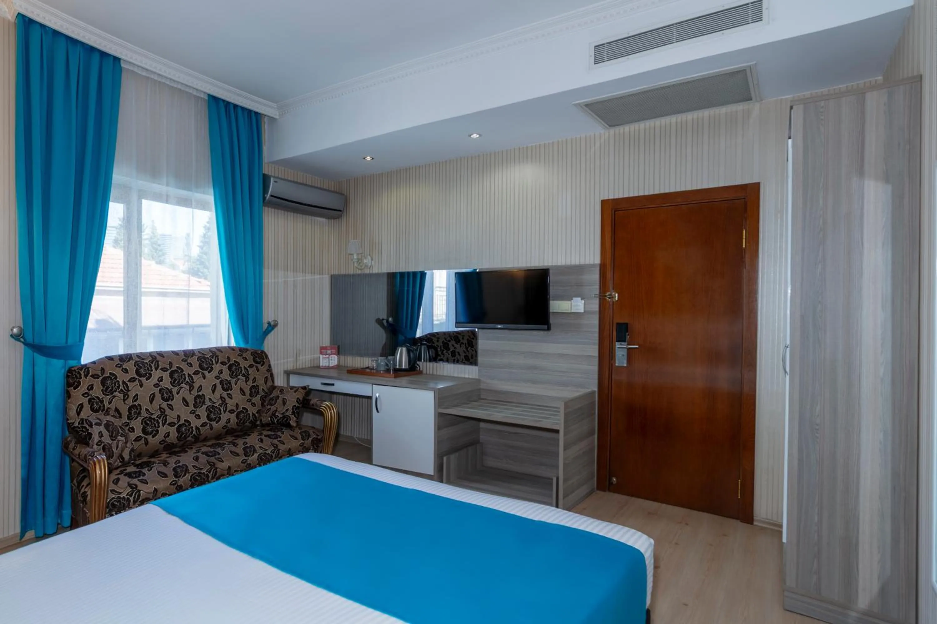 Communal lounge/ TV room, Bed in Nil Hotel İstanbul City Center