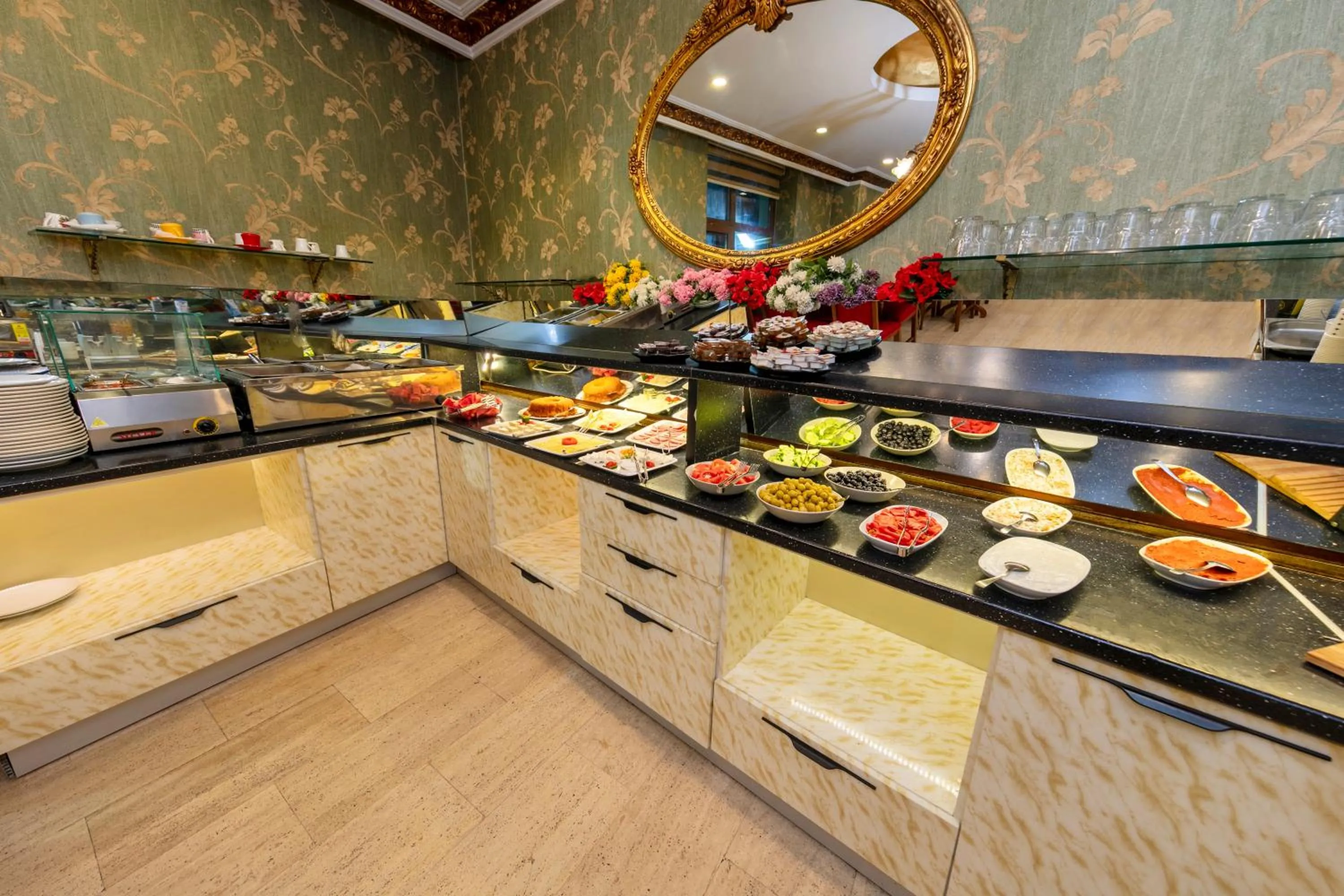 Kitchen or kitchenette in Nil Hotel İstanbul City Center
