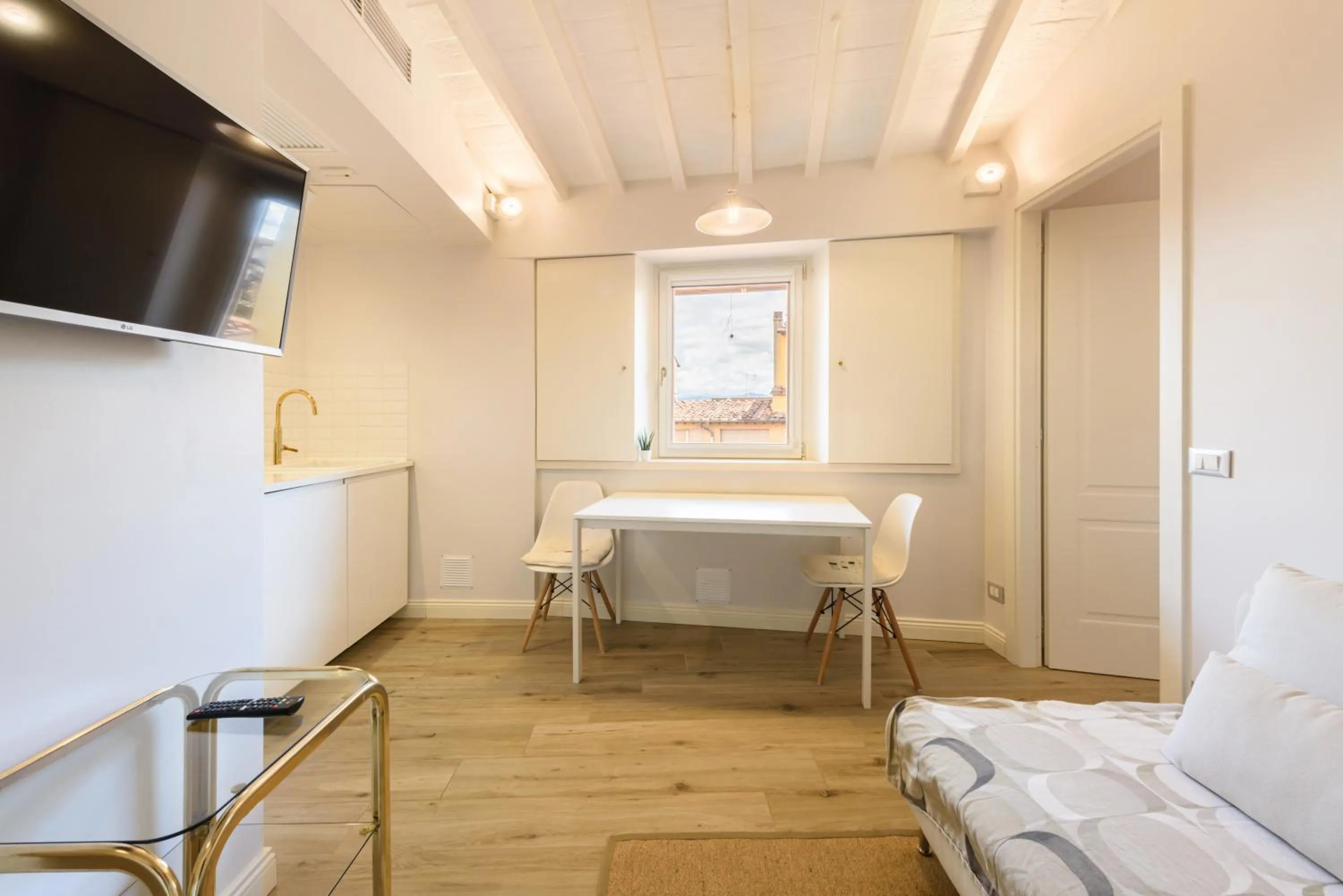 TV and multimedia, Bed in Santa Croce Top by Mmega