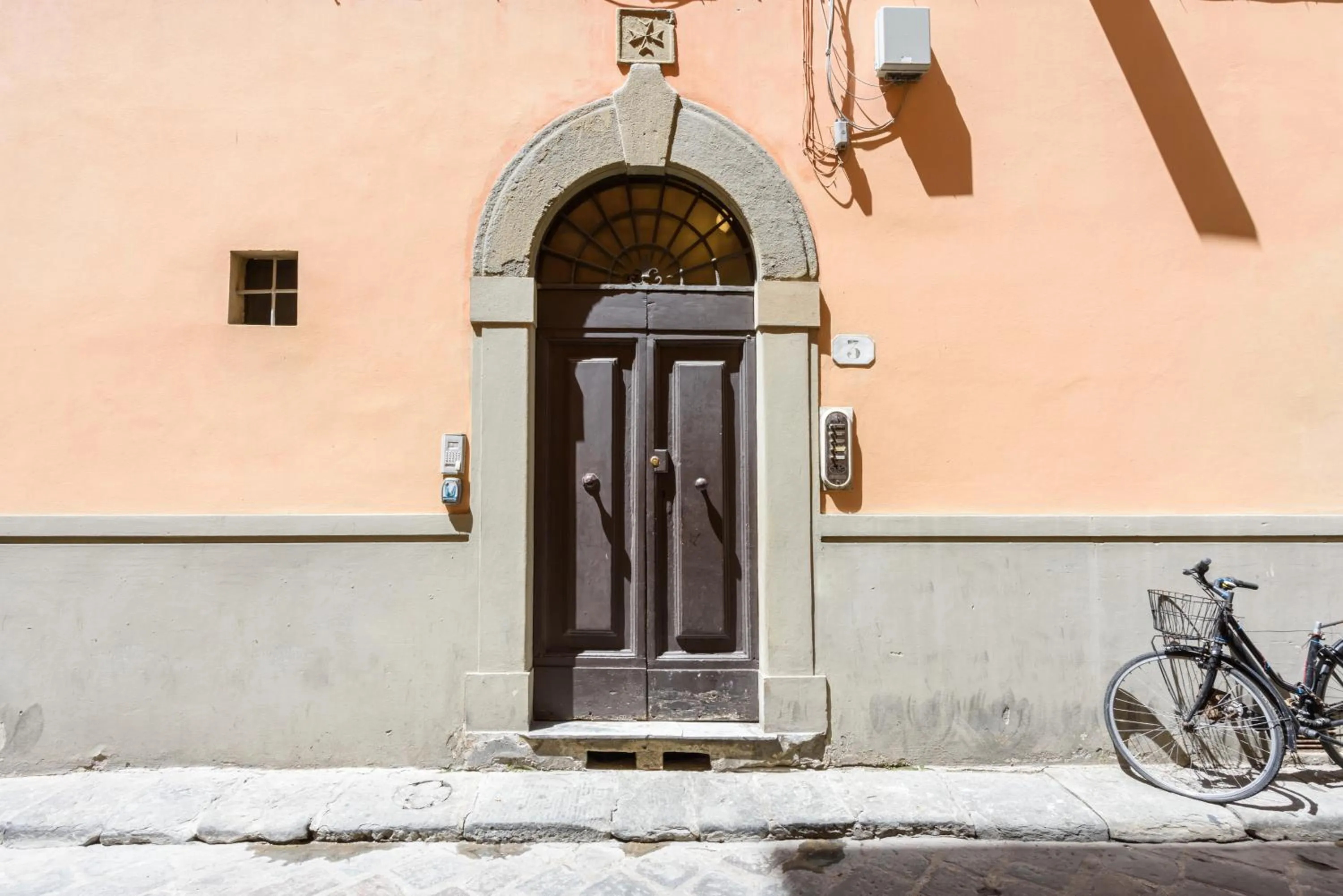 Facade/entrance in Santa Croce Top by Mmega