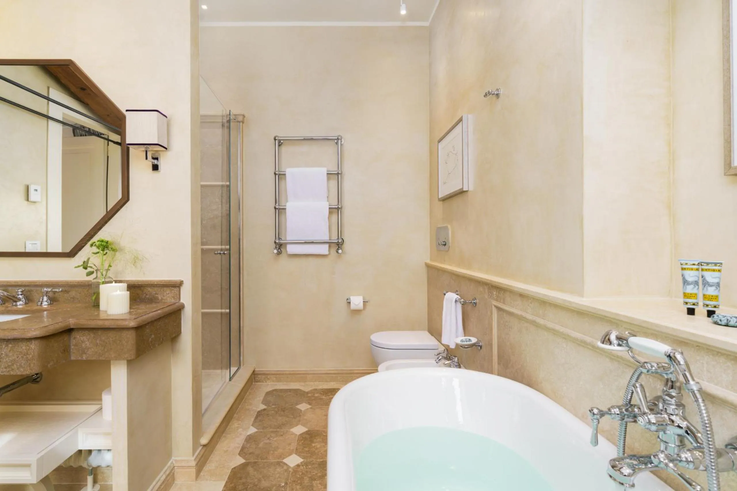 Shower in Marchesa Olympia City View- La Dimora degli Affreschi Florence