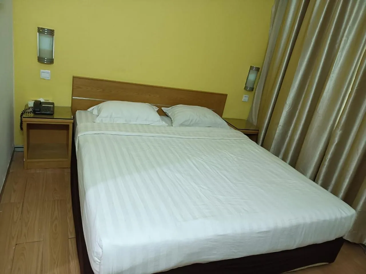 Bed in Tang Dynasty Lodge Tuaran