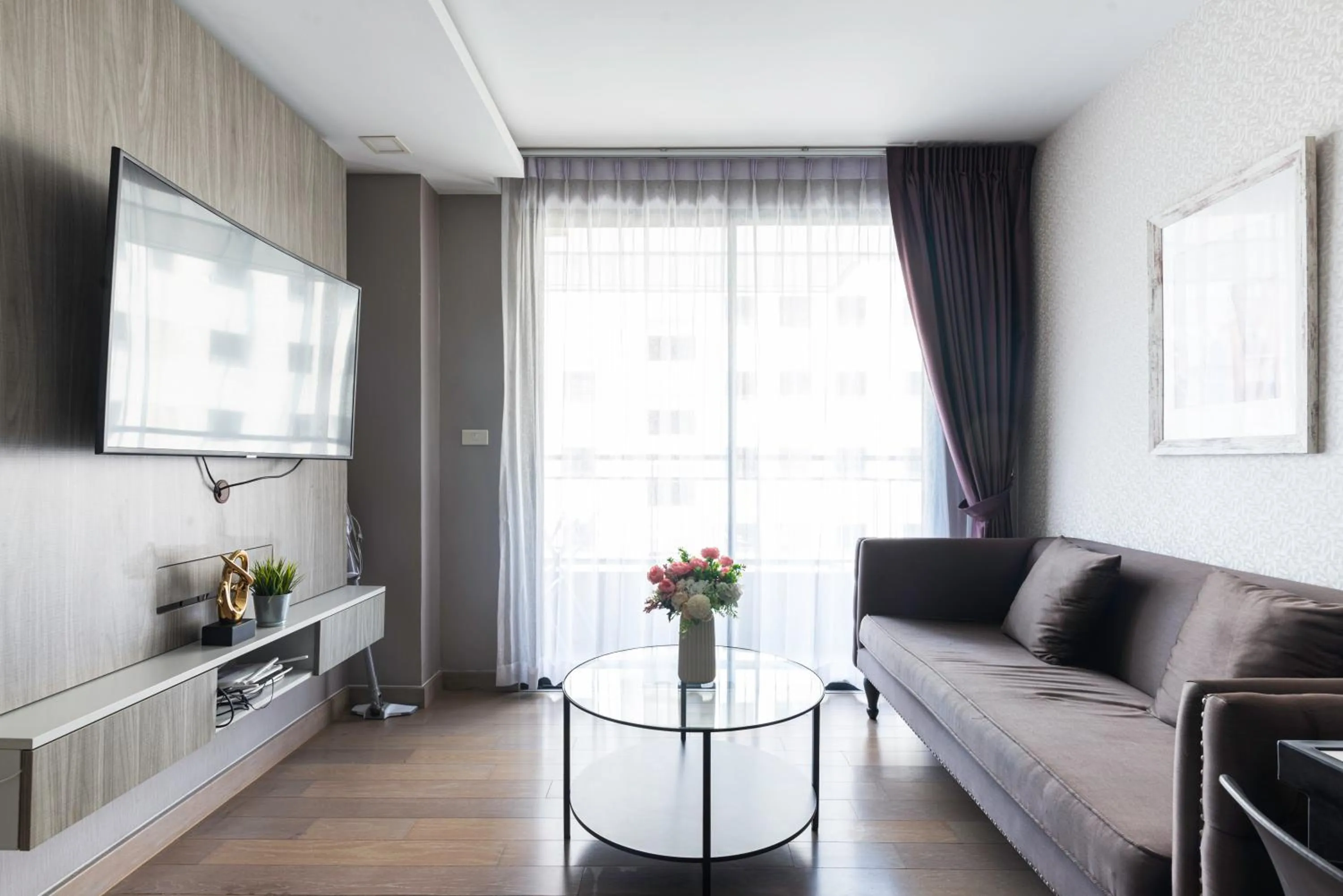 Dazzle Sukhumvit 7 by LeFoyer