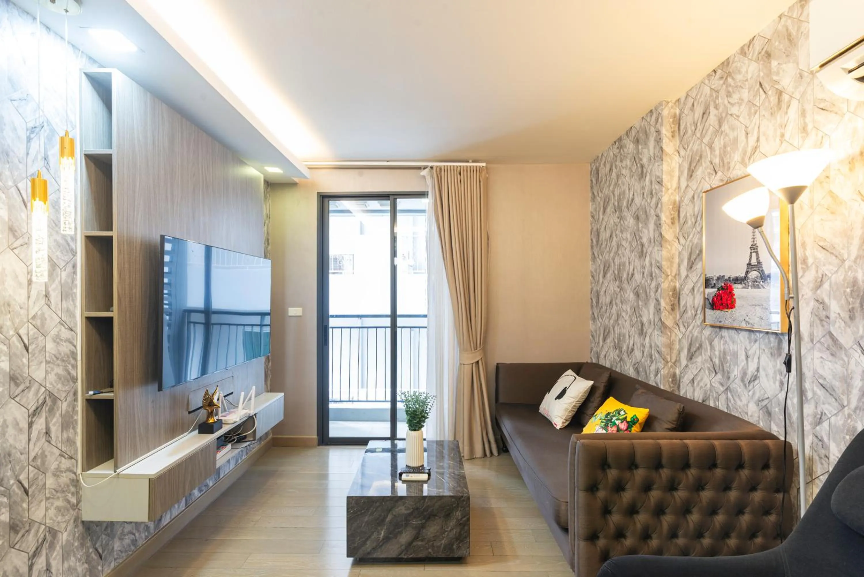 Dazzle Sukhumvit 7 by LeFoyer