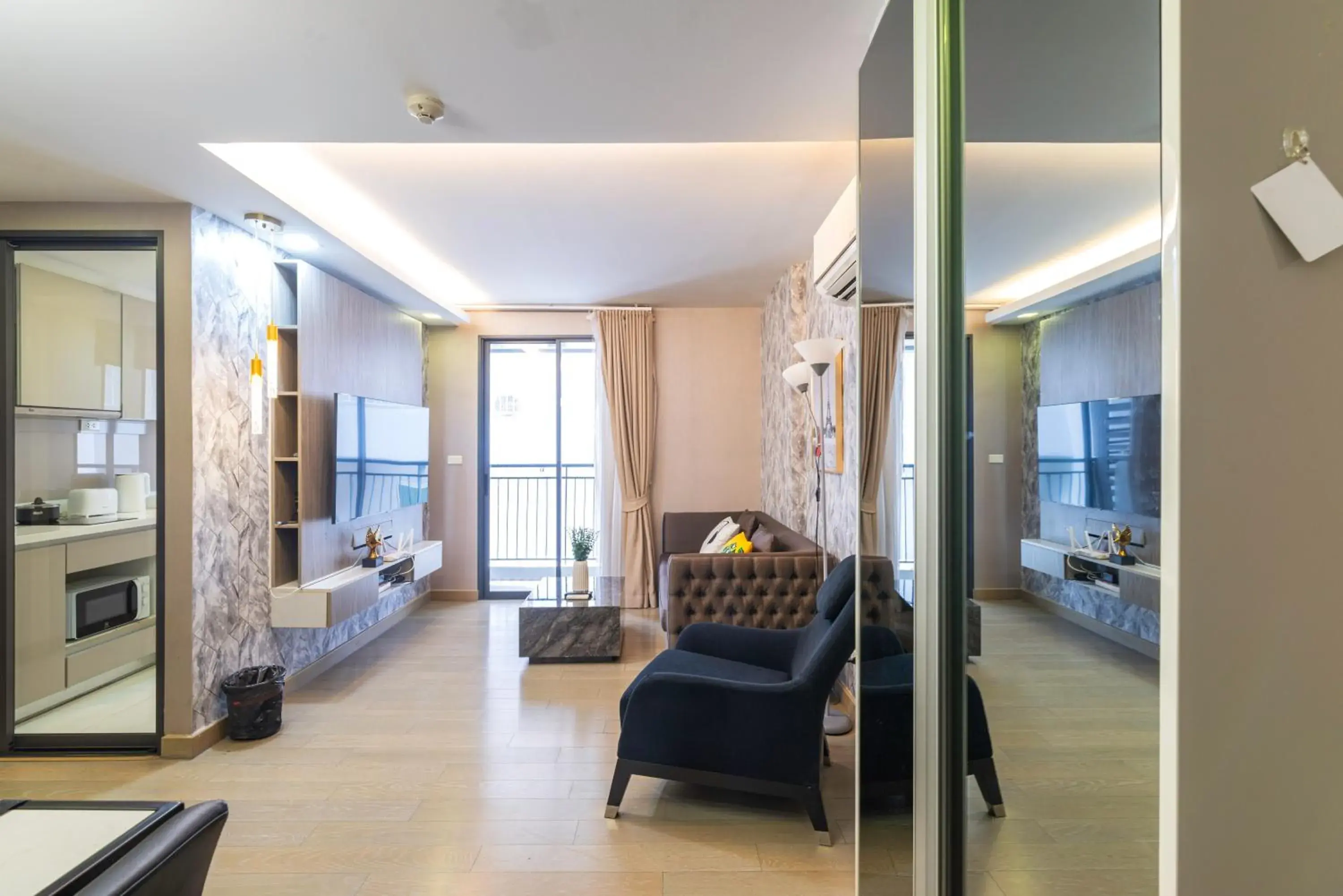 Bed in Dazzle Sukhumvit 7 by LeFoyer Bed in Dazzle Sukhumvit 7 by LeFoyer