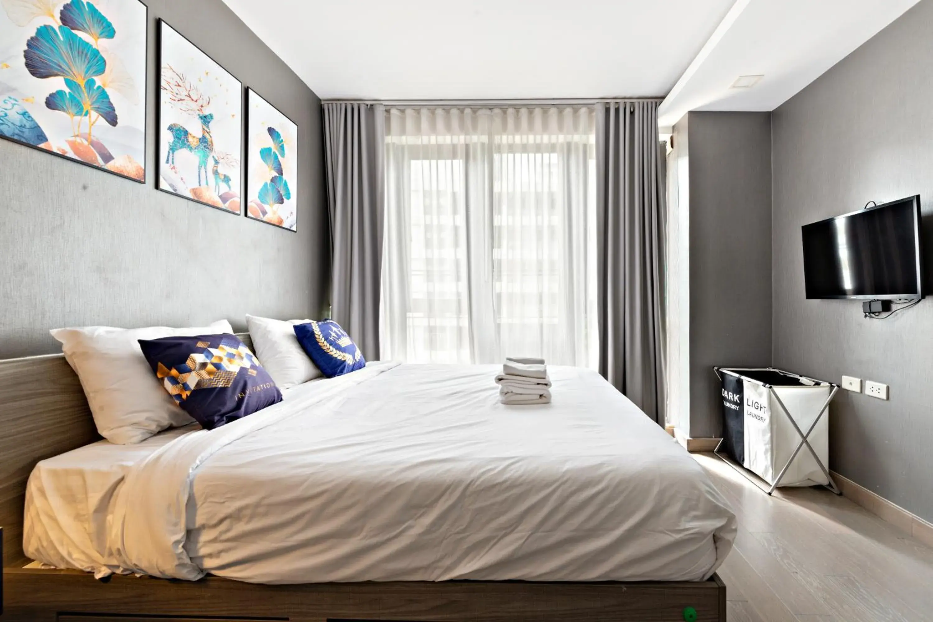 Bed in Dazzle Sukhumvit 7 by LeFoyer Bed in Dazzle Sukhumvit 7 by LeFoyer