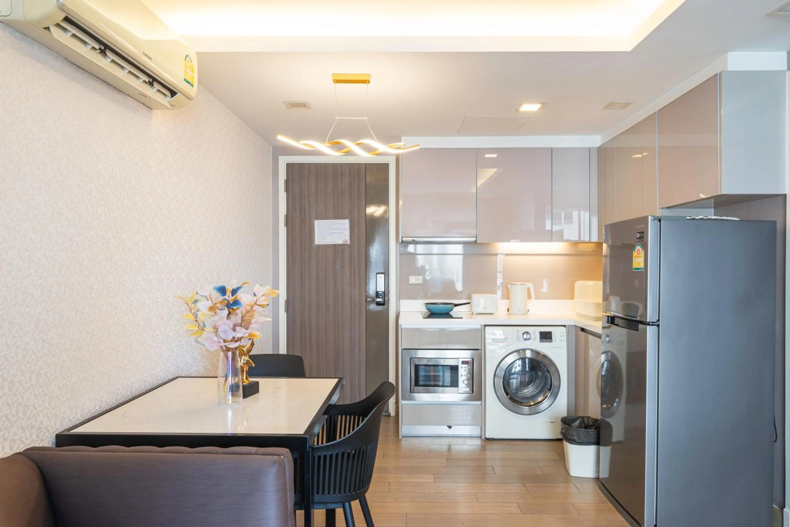 Dazzle Sukhumvit 7 by LeFoyer