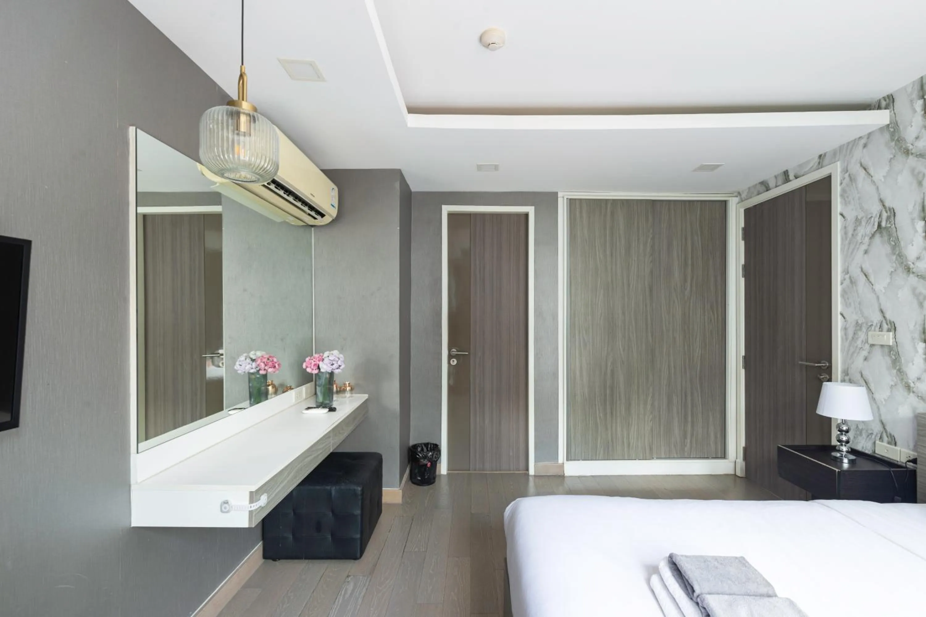 Bed in Dazzle Sukhumvit 7 by LeFoyer