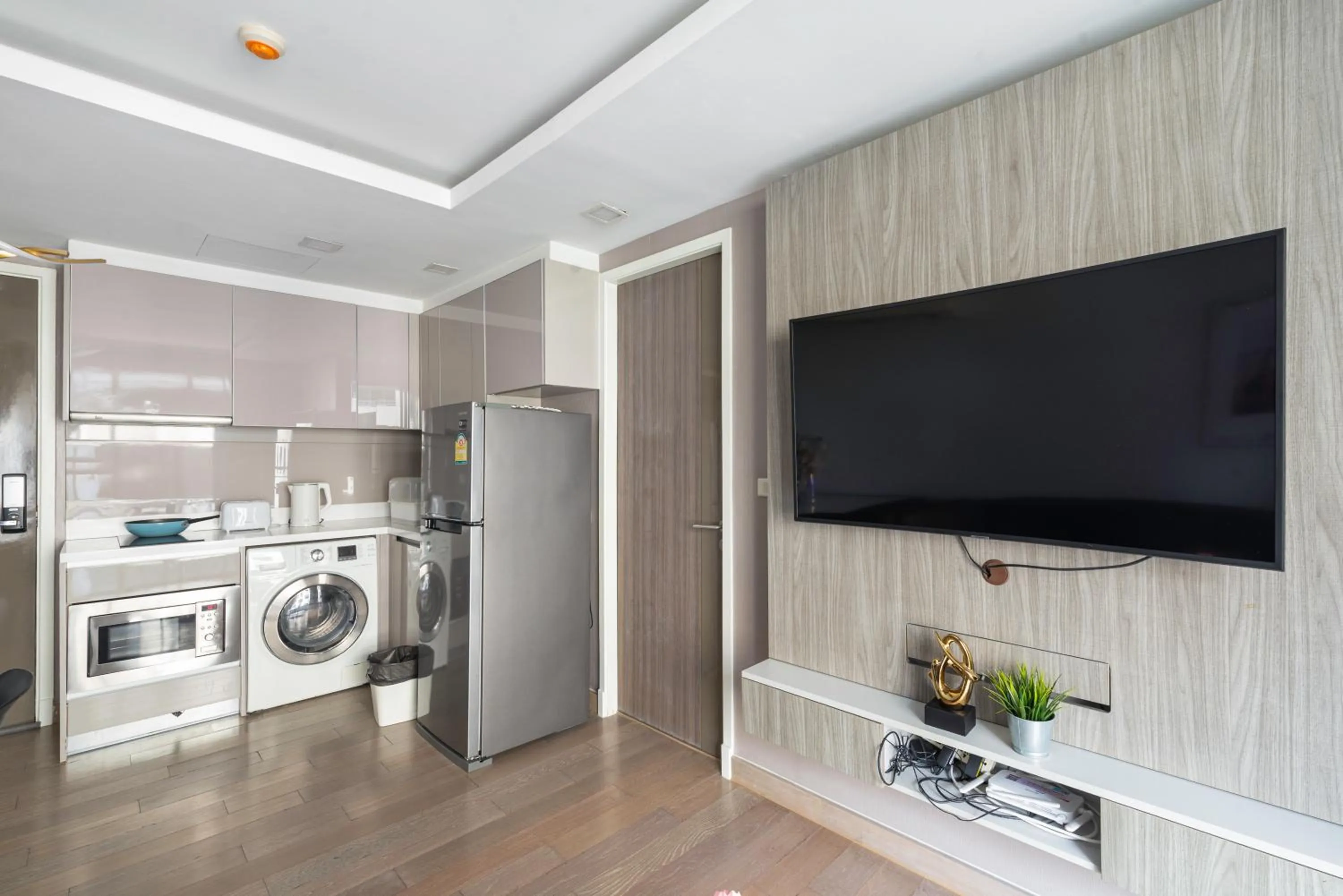 Dazzle Sukhumvit 7 by LeFoyer