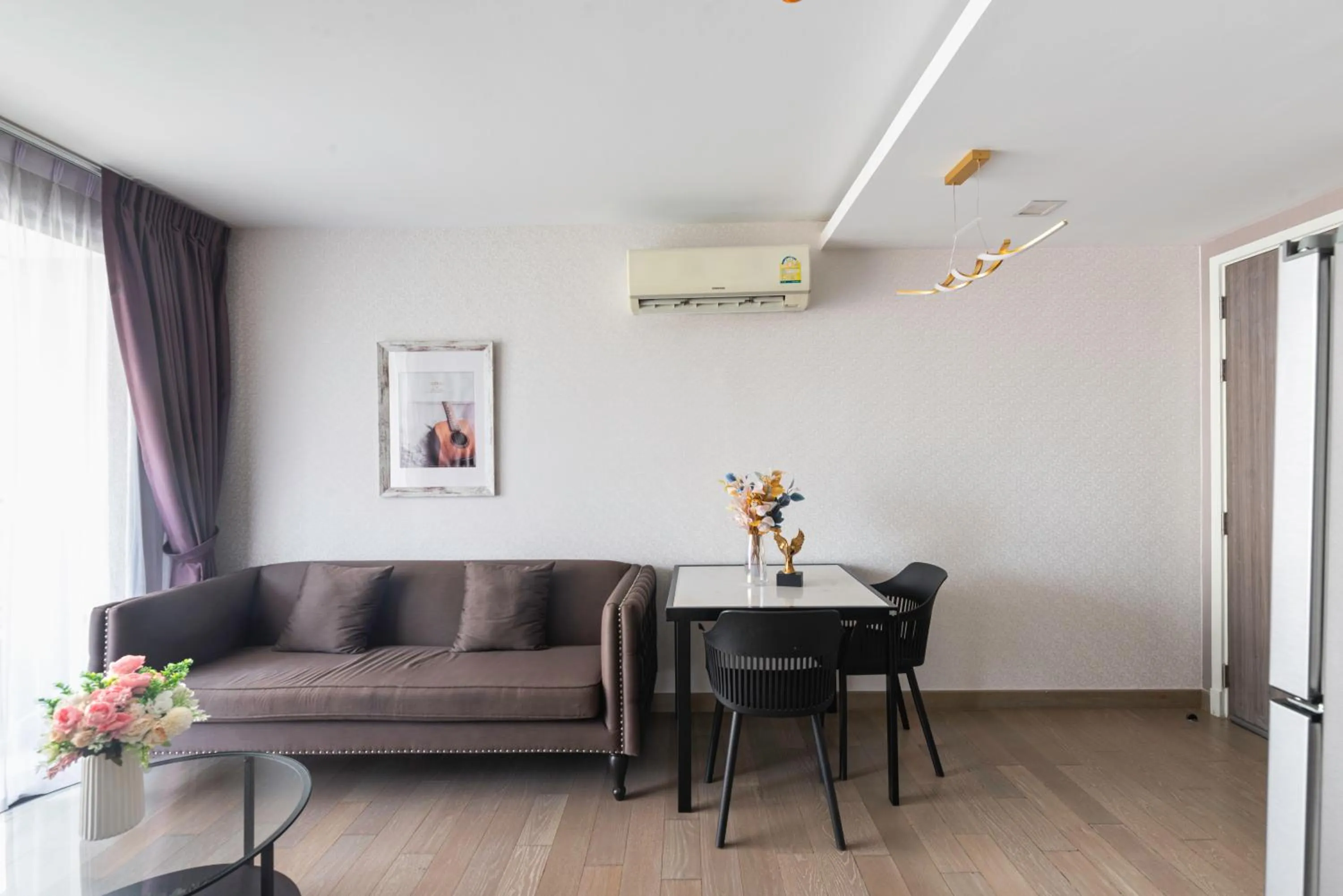 Dazzle Sukhumvit 7 by LeFoyer