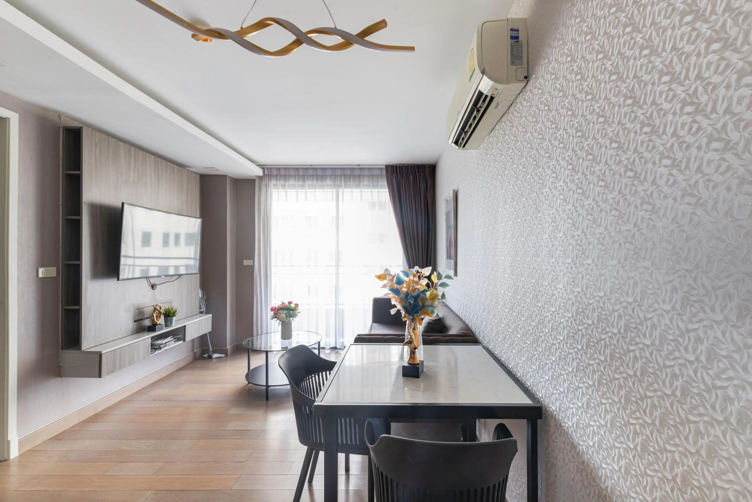 Dazzle Sukhumvit 7 by LeFoyer