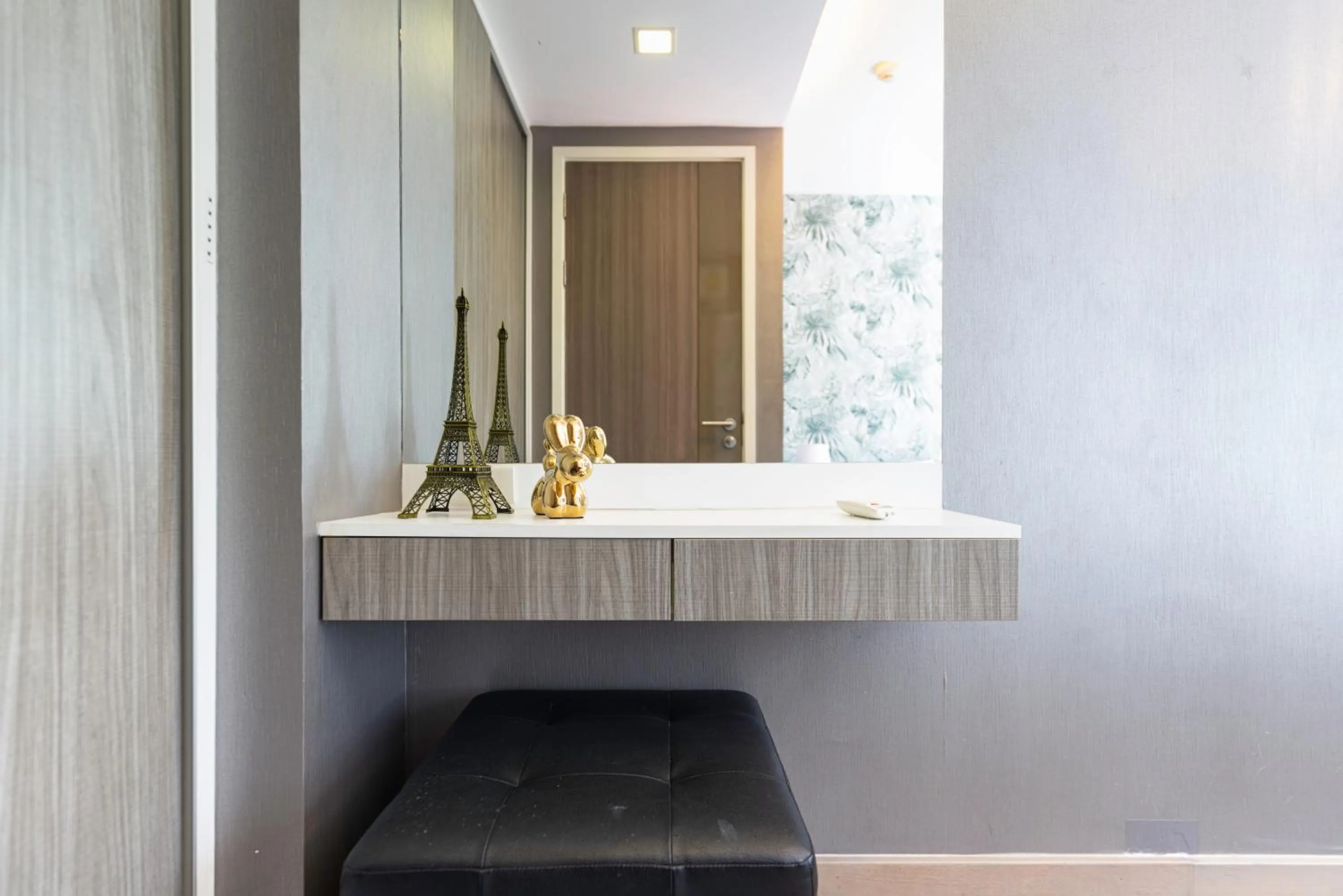 Dazzle Sukhumvit 7 by LeFoyer