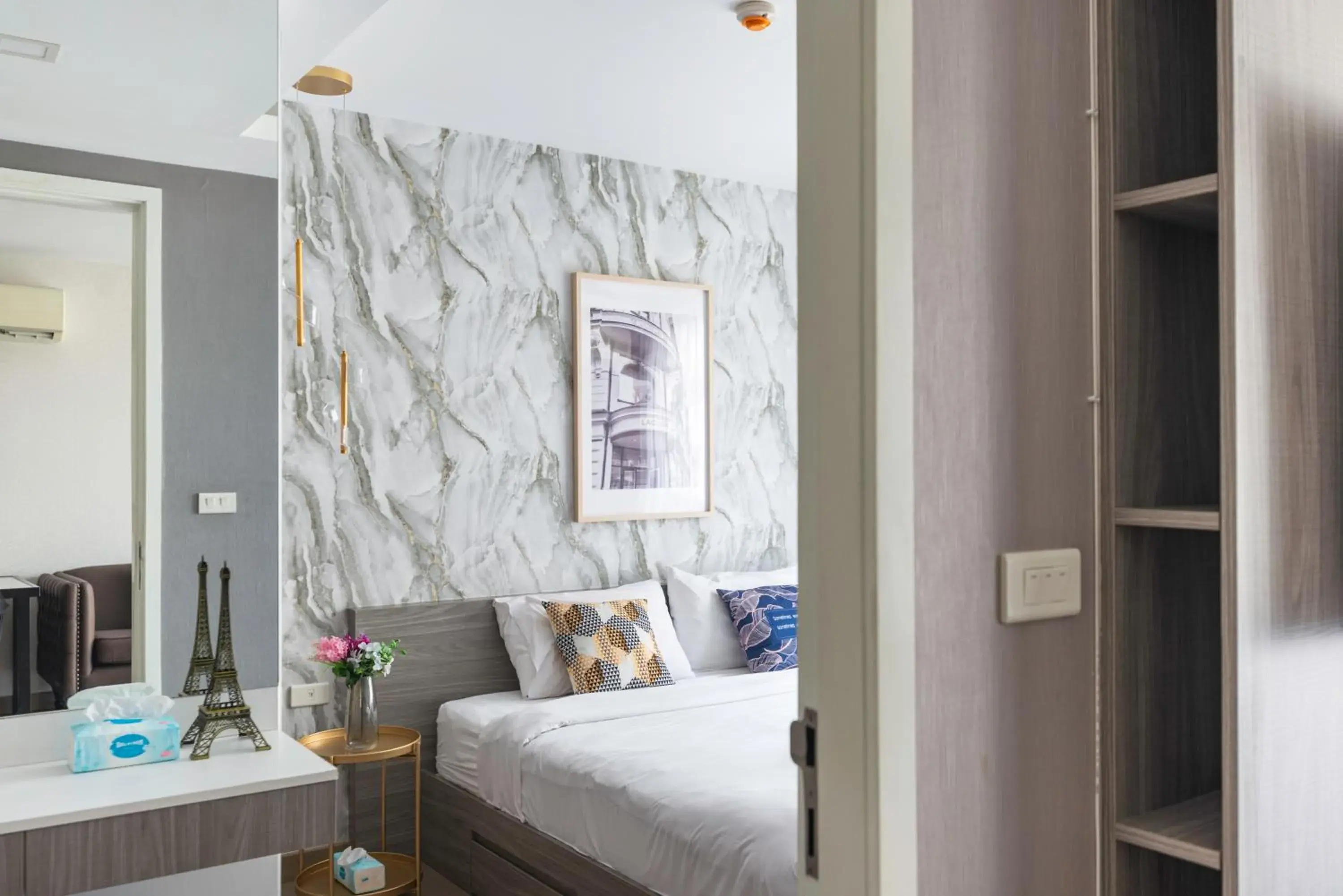 Bed in Dazzle Sukhumvit 7 by LeFoyer Bed in Dazzle Sukhumvit 7 by LeFoyer