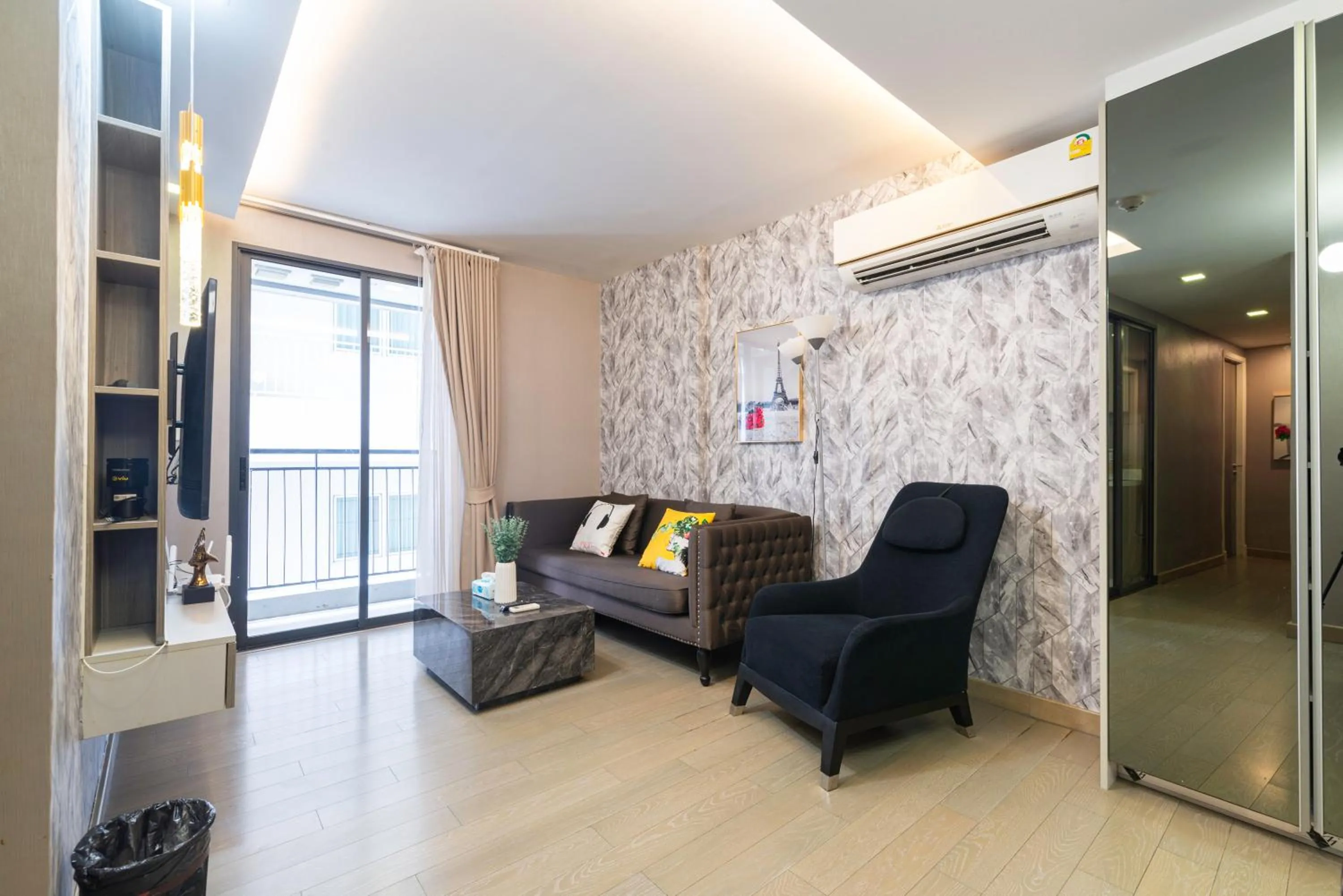 Dazzle Sukhumvit 7 by LeFoyer