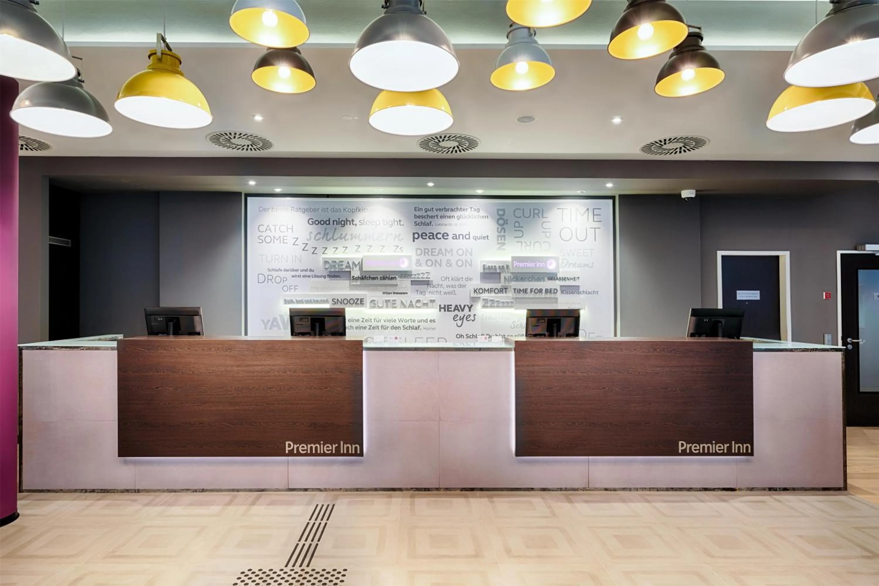 Lobby or reception in Premier Inn Düsseldorf City Friedrichstadt