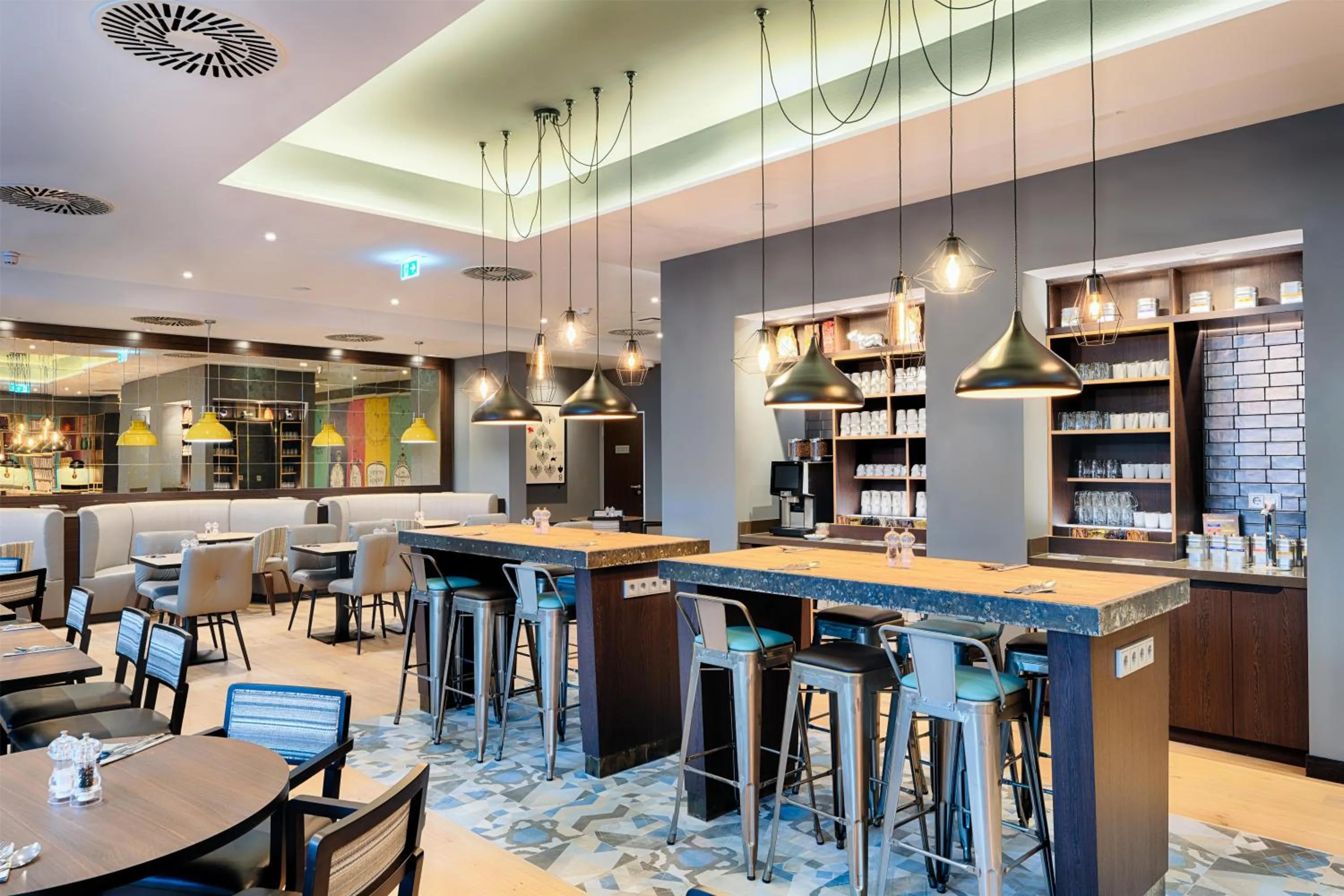 Restaurant/places to eat in Premier Inn Düsseldorf City Friedrichstadt